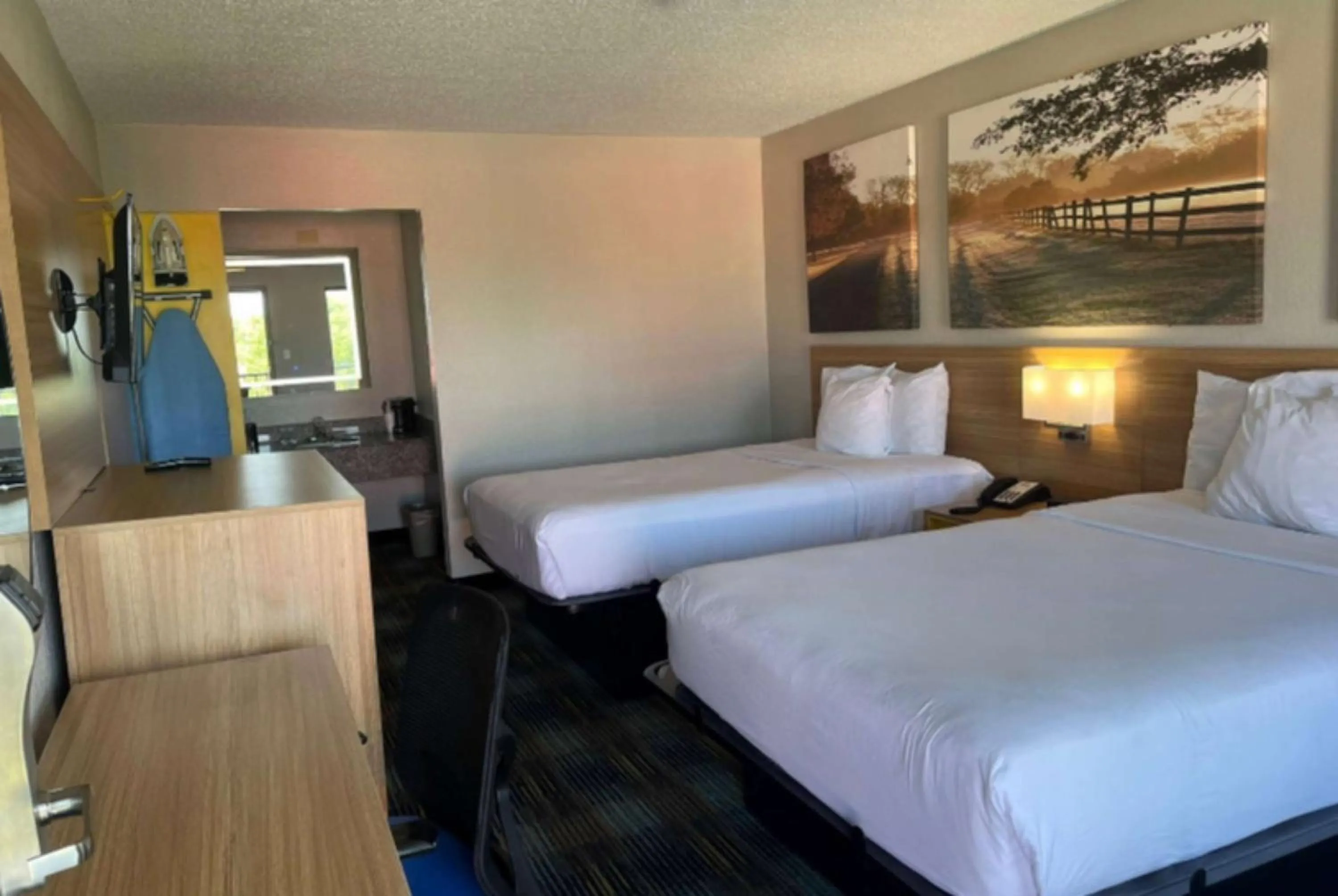 Photo of the whole room in Days Inn & Suites Mobile