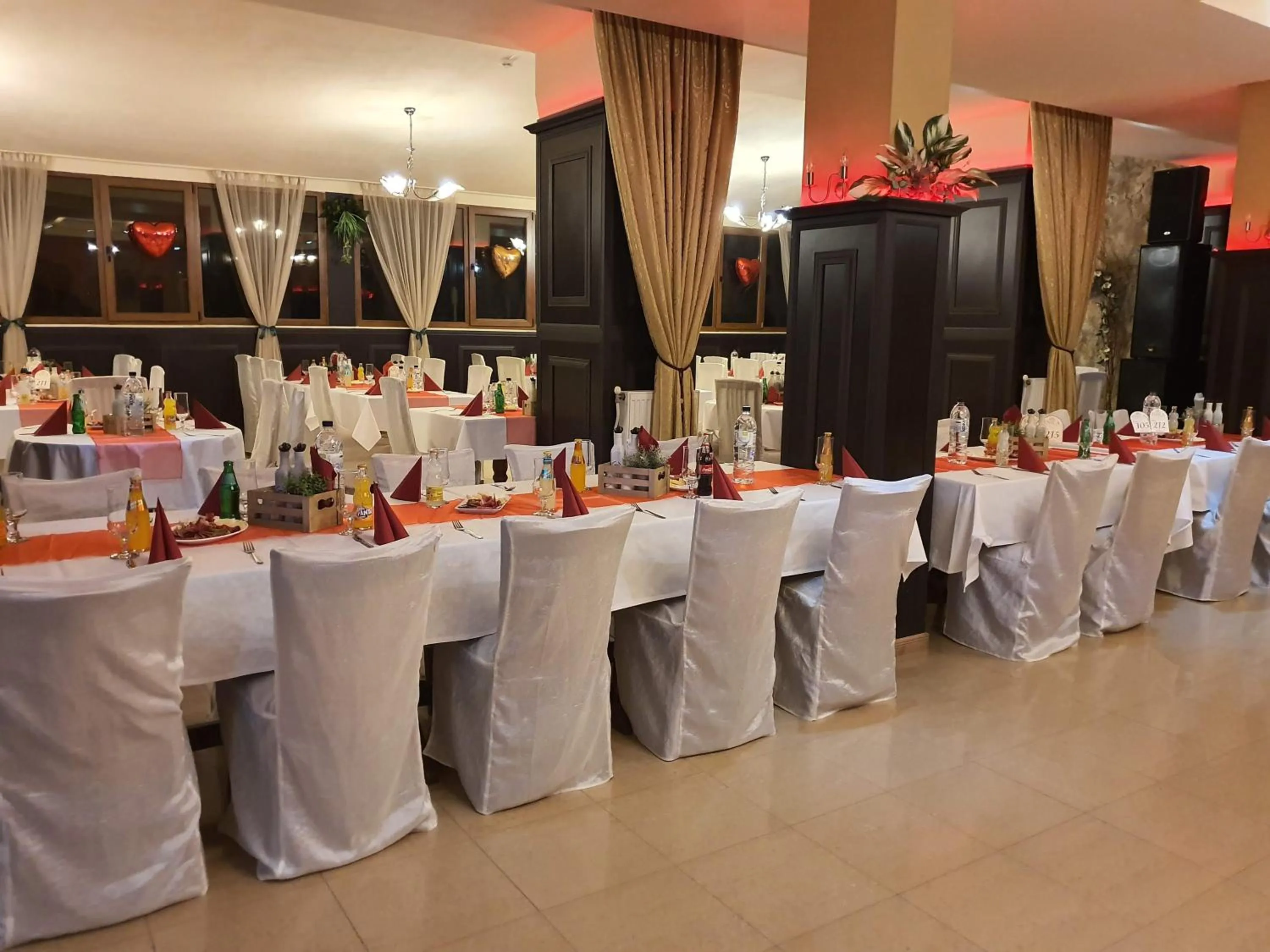 Restaurant/places to eat in Family Hotel Enica