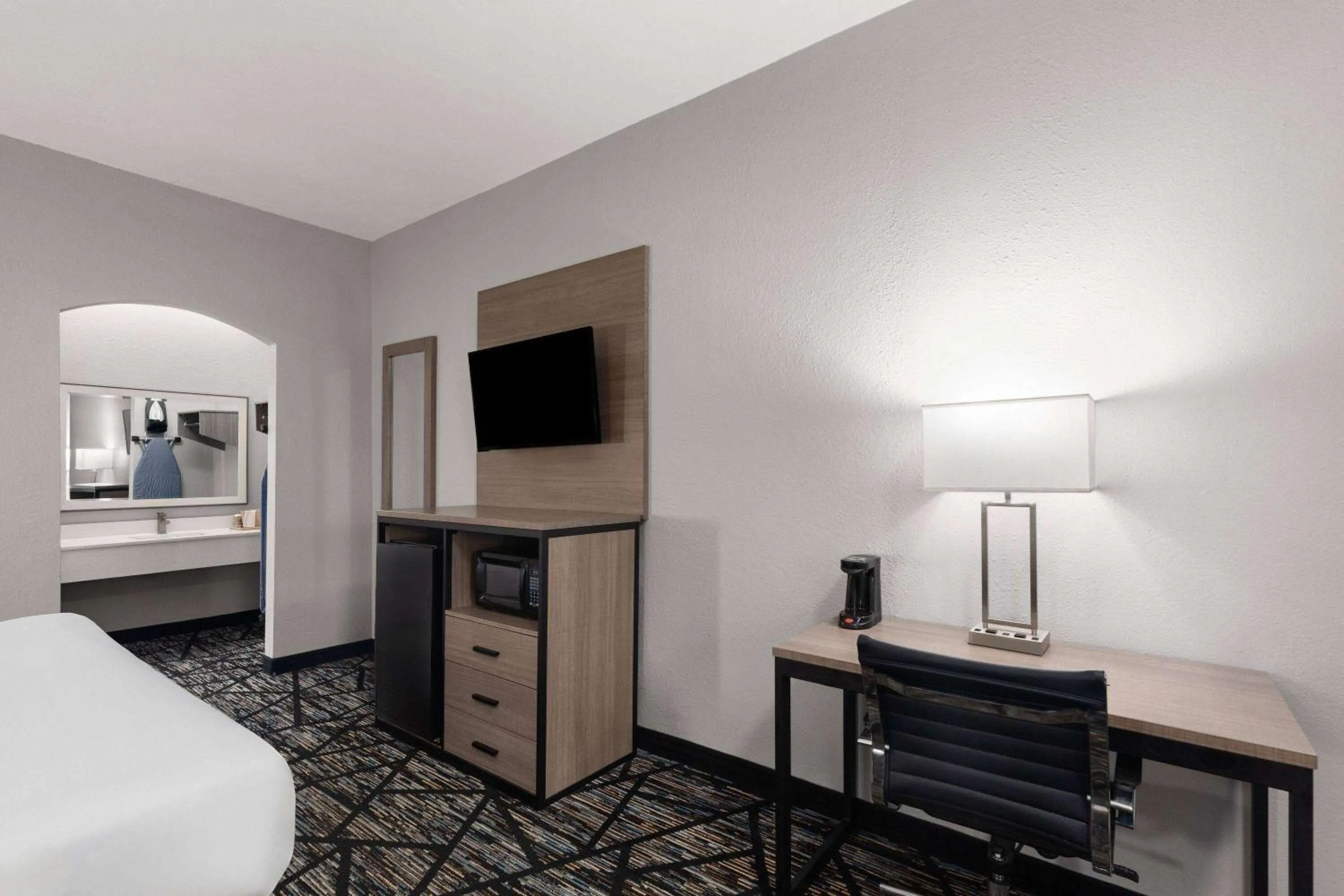 Photo of the whole room, Bed in Baymont by Wyndham Mobile/Tillmans Corner