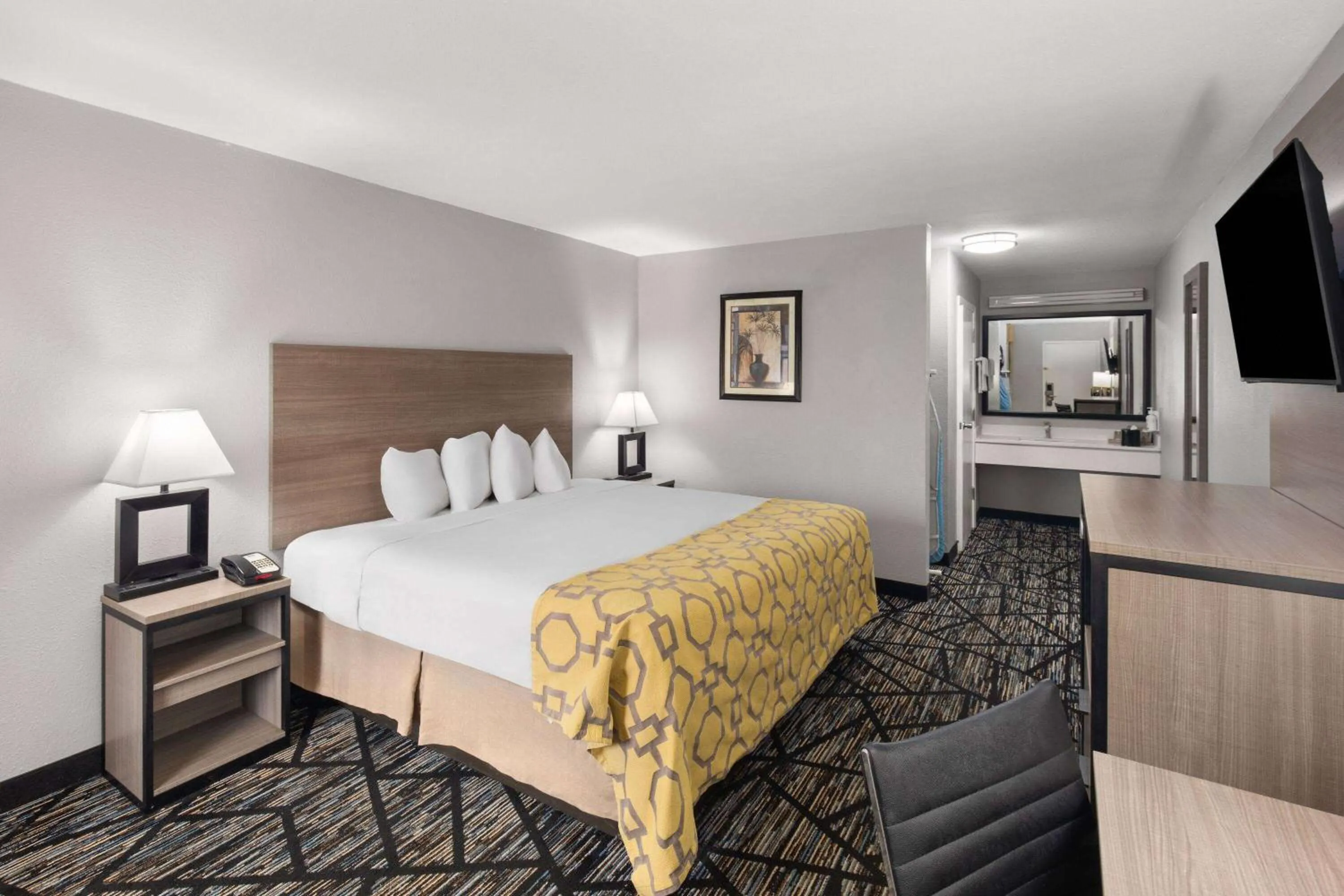 Photo of the whole room, Bed in Baymont by Wyndham Mobile/Tillmans Corner