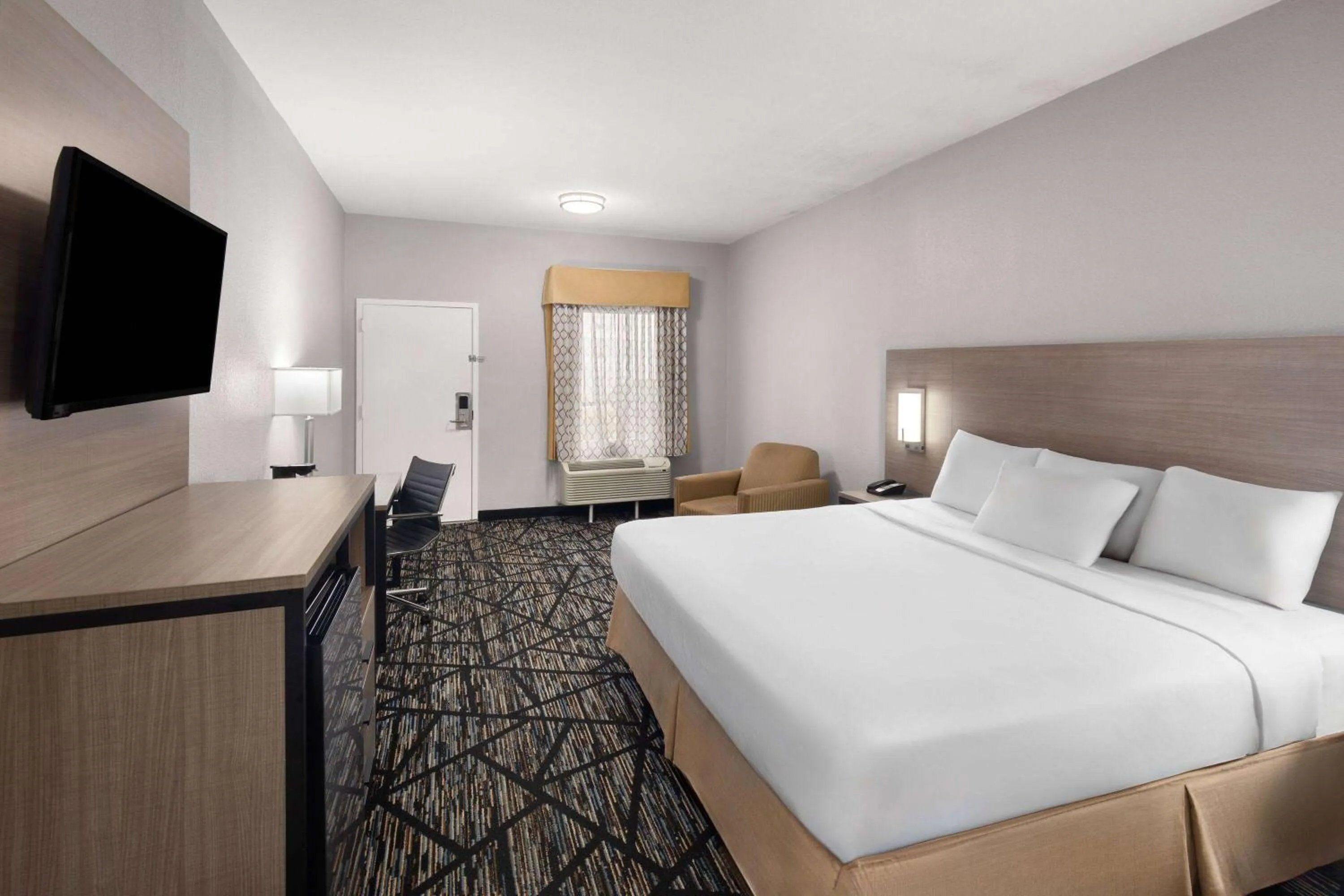 Photo of the whole room, Bed in Baymont by Wyndham Mobile/Tillmans Corner