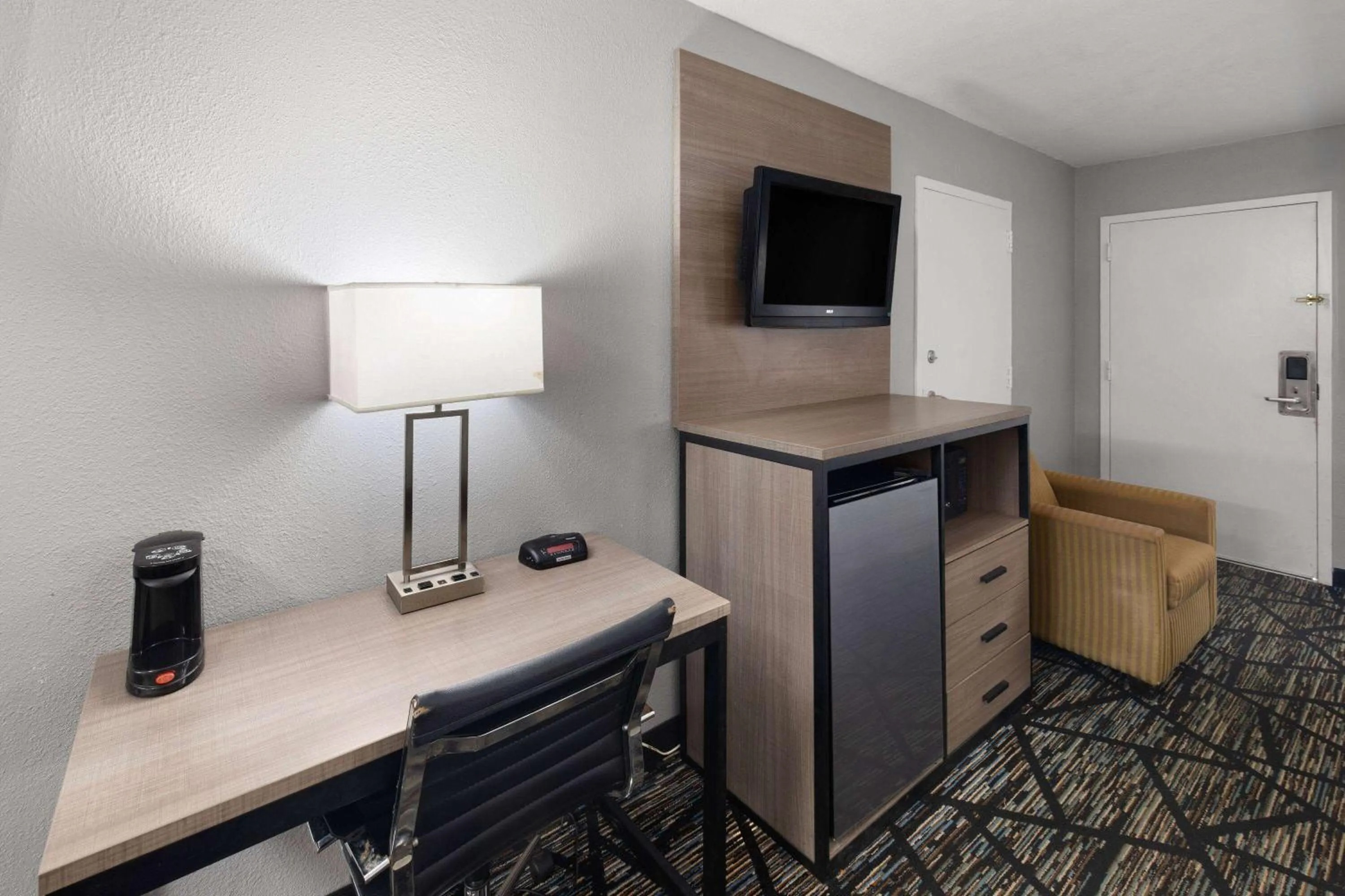 Photo of the whole room in Baymont by Wyndham Mobile/Tillmans Corner