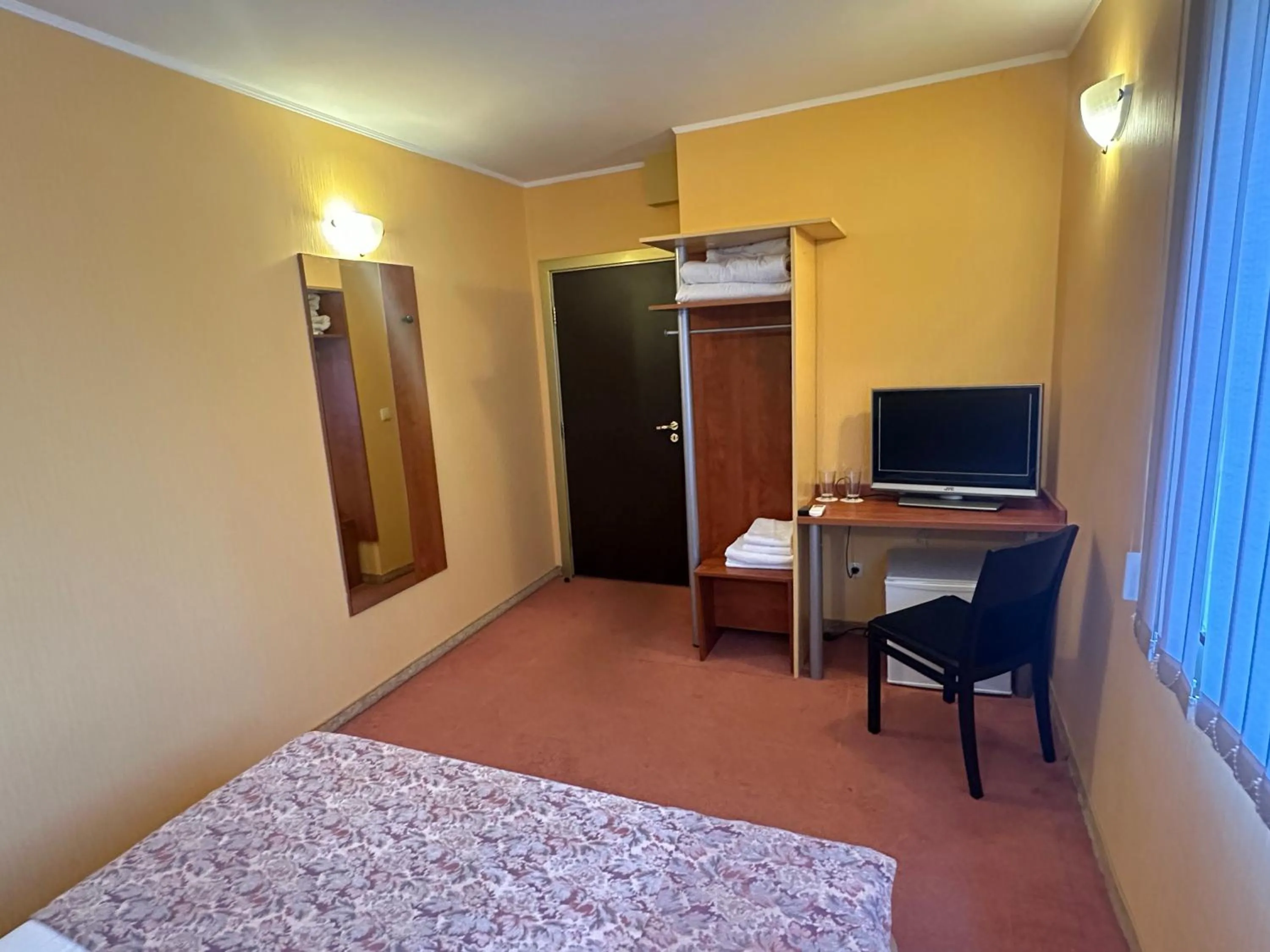 Bedroom, Bed in Formula 1 Motel