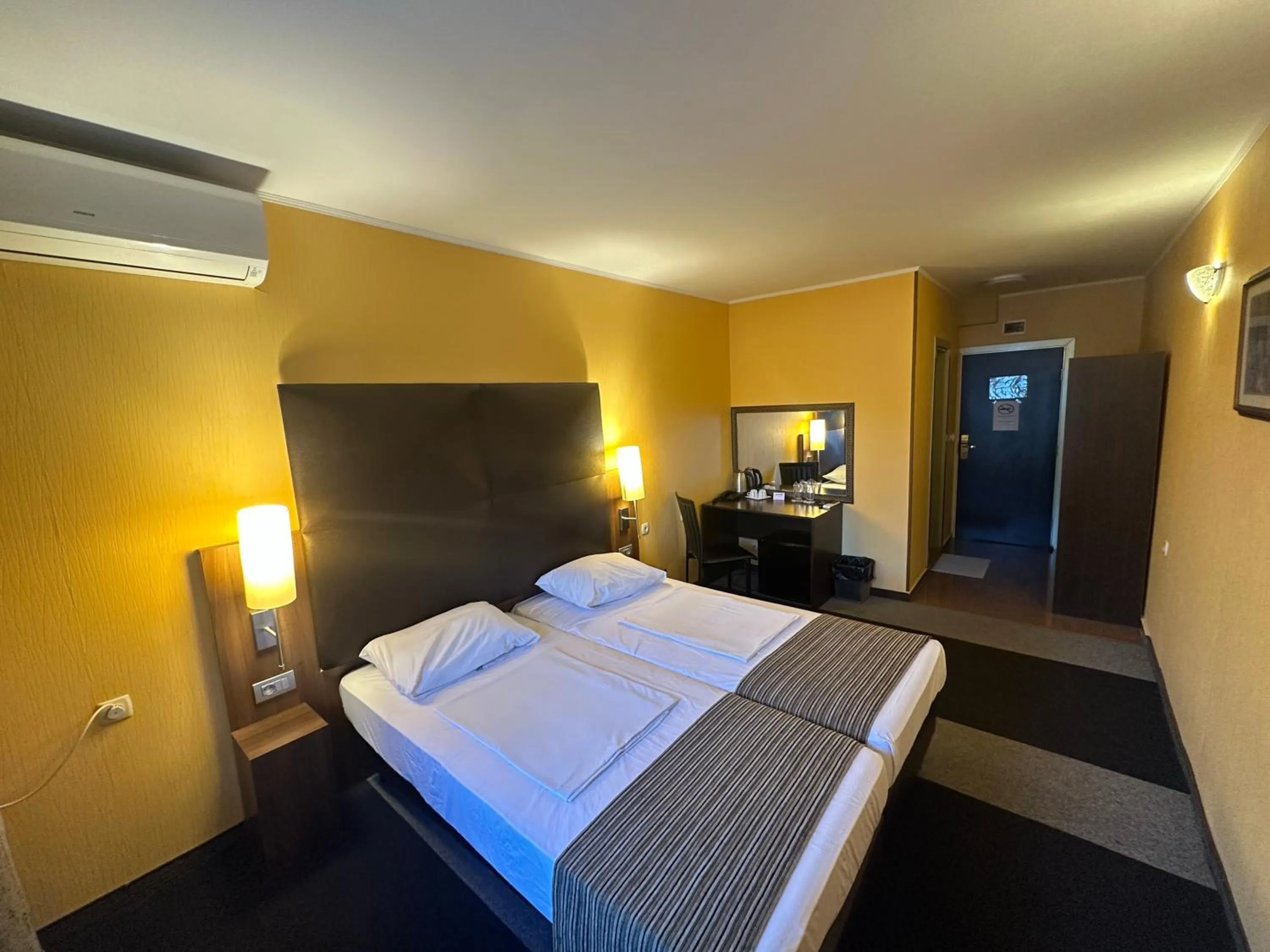 Bedroom, Bed in Formula 1 Motel