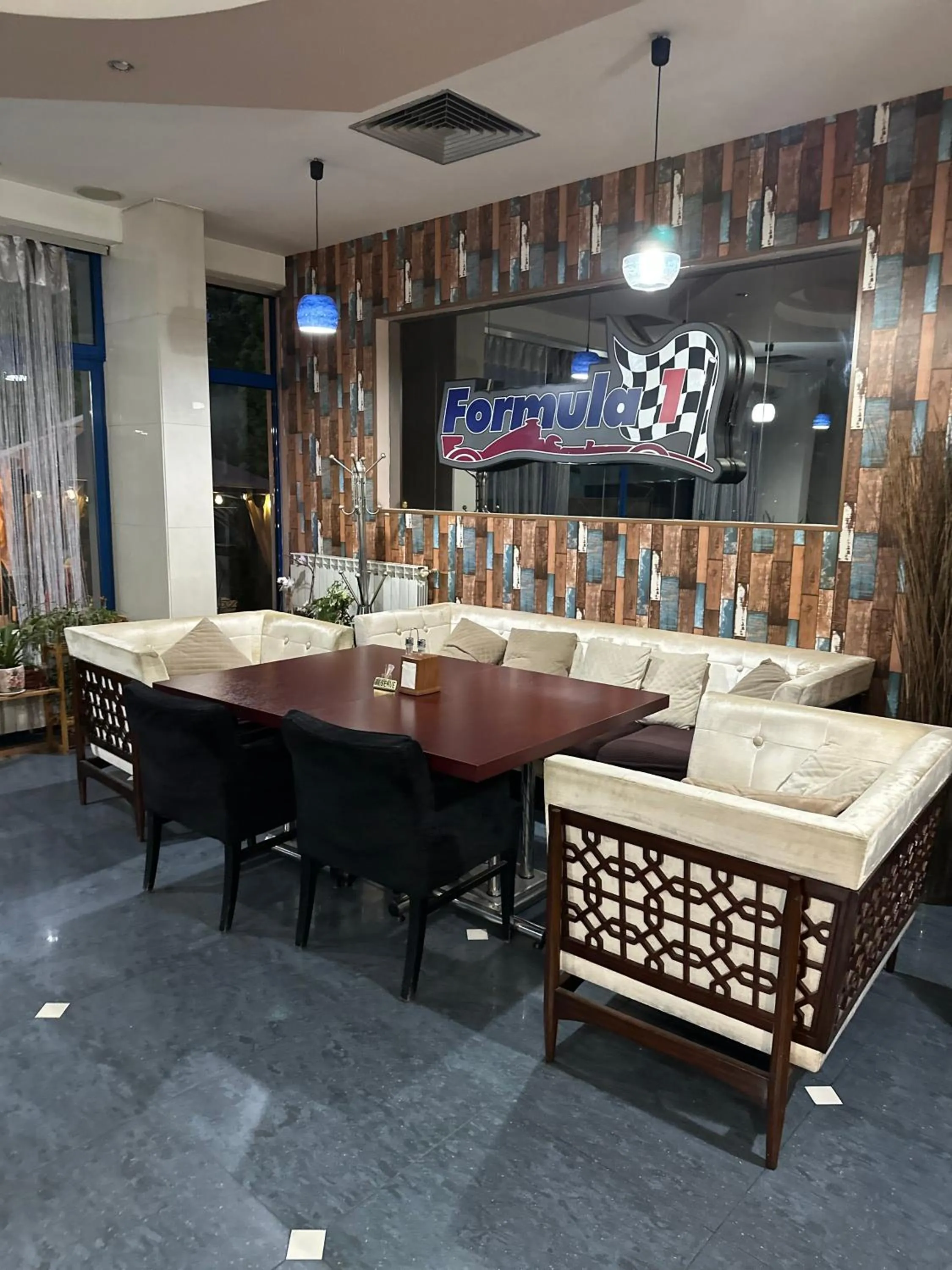 Restaurant/places to eat in Formula 1 Motel
