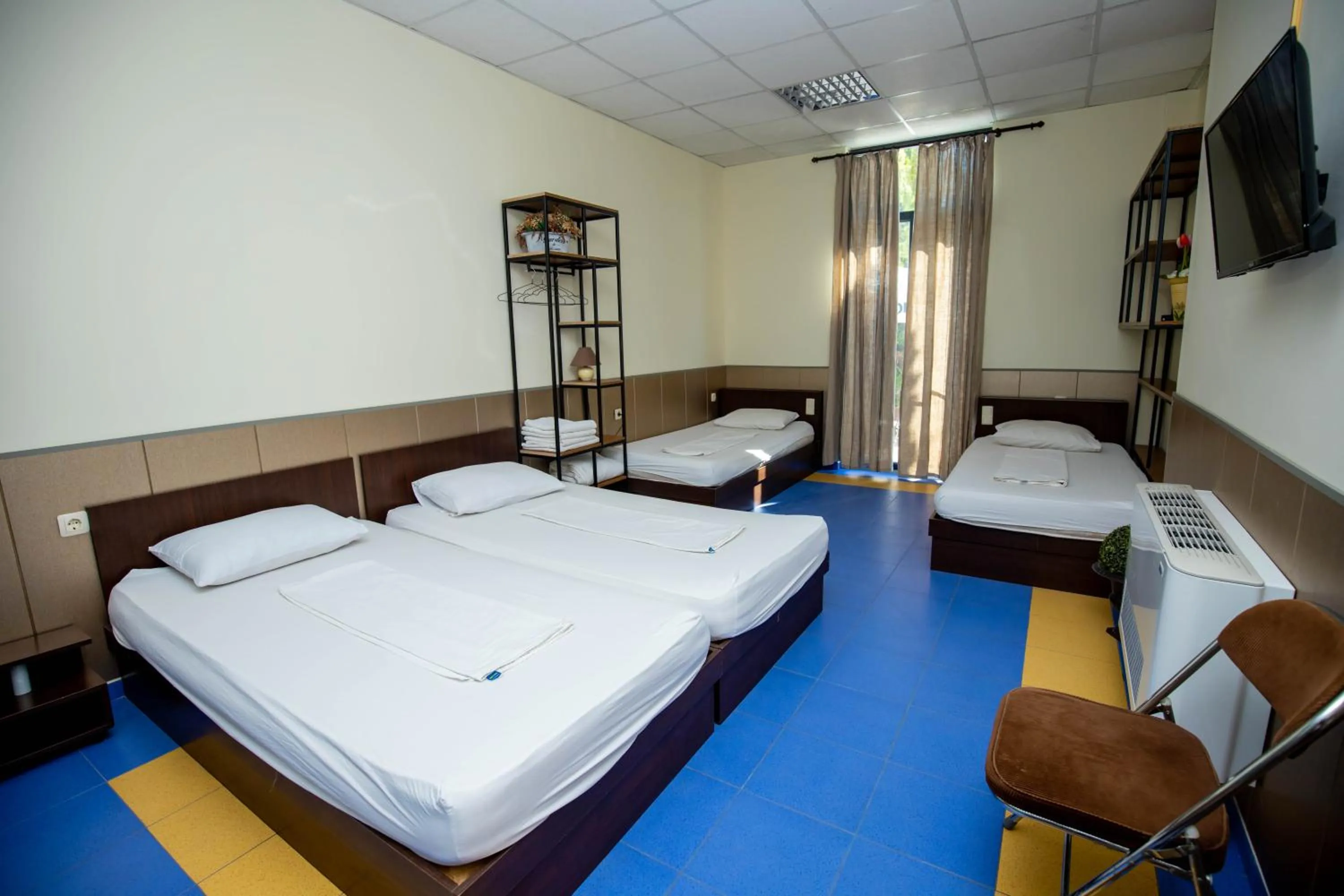 Photo of the whole room, Bed in Formula 1 Motel