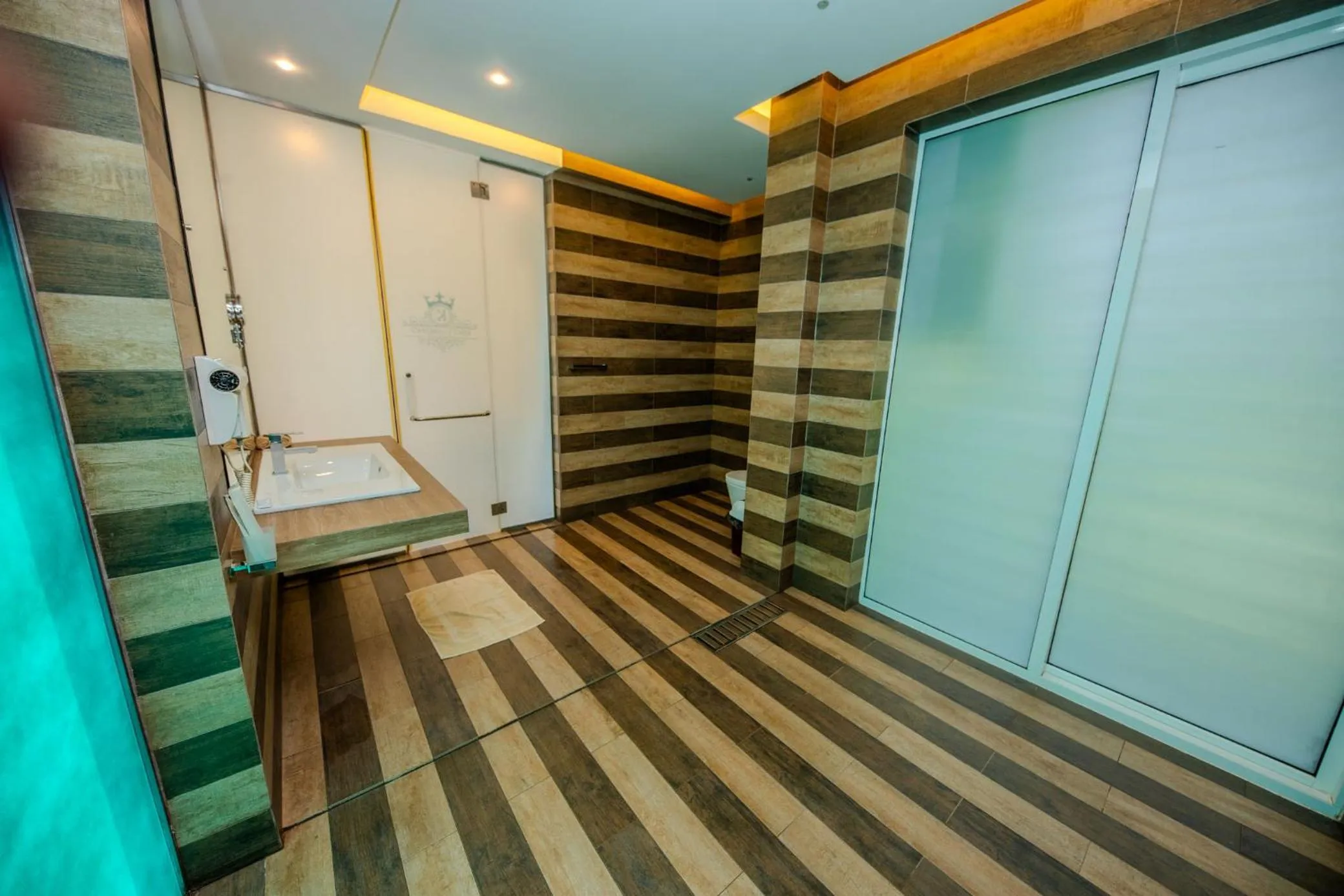 Bathroom in Kings Landing Unawatuna