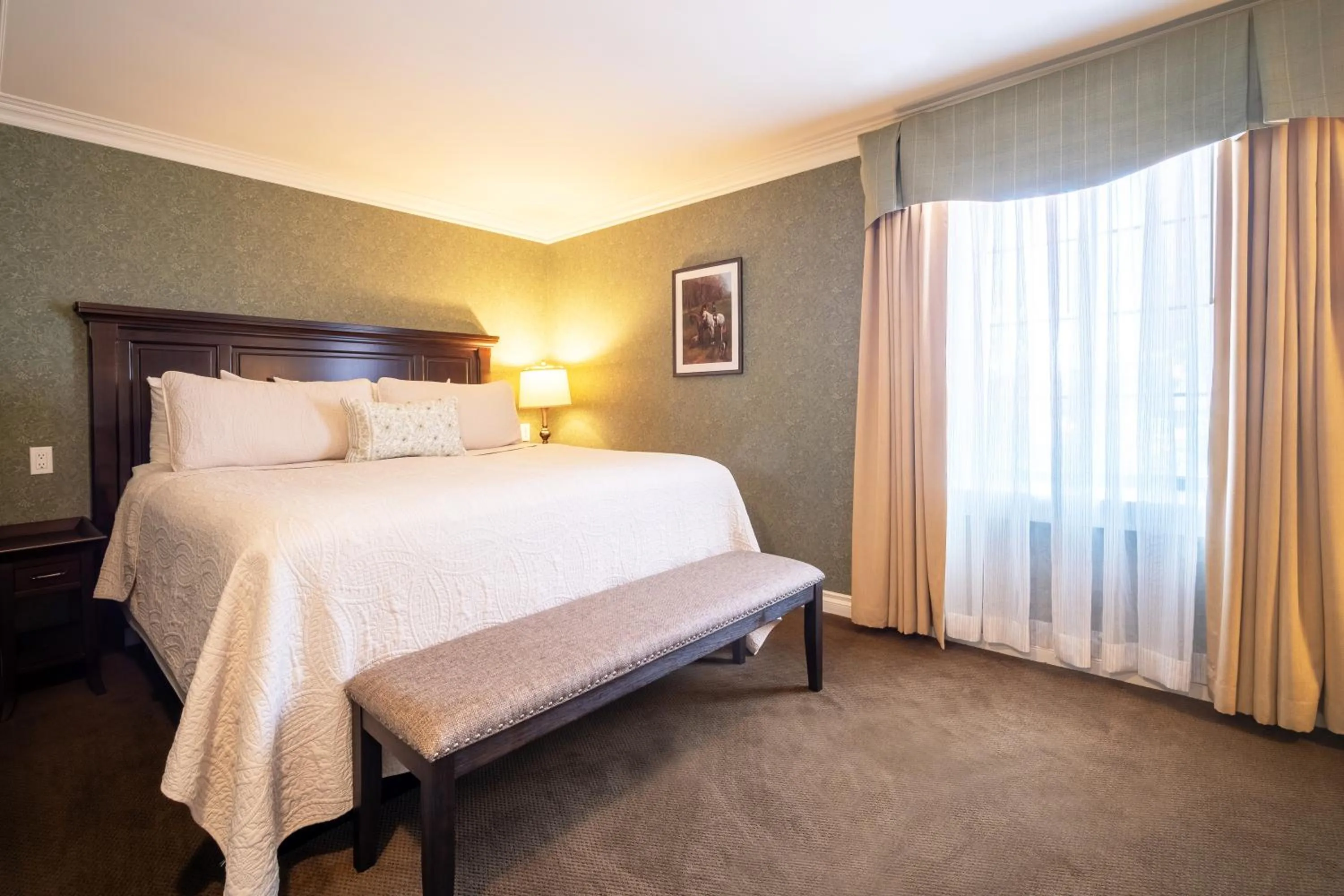 Bedroom, Bed in Red Coach Inn