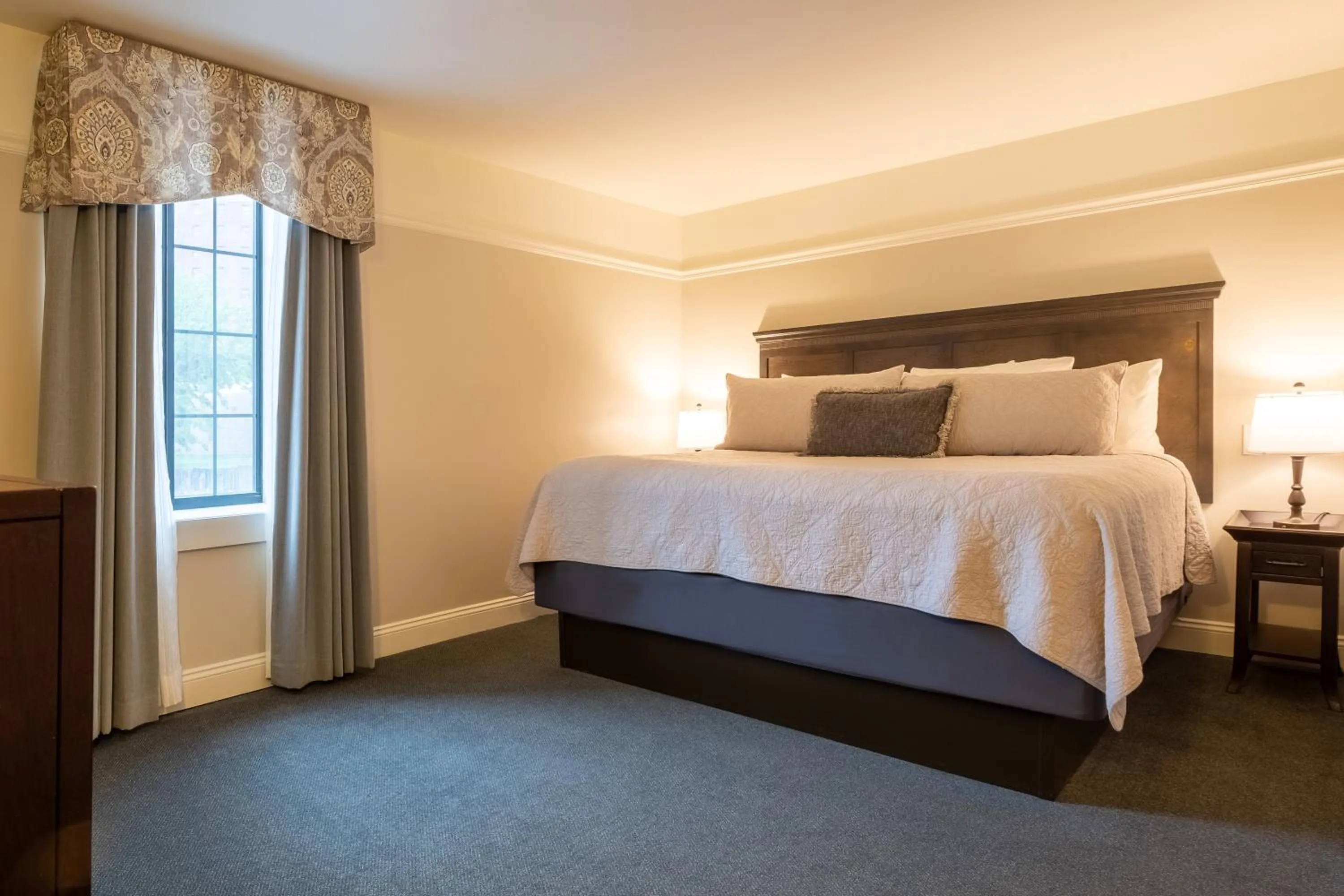 Bedroom, Bed in Red Coach Inn