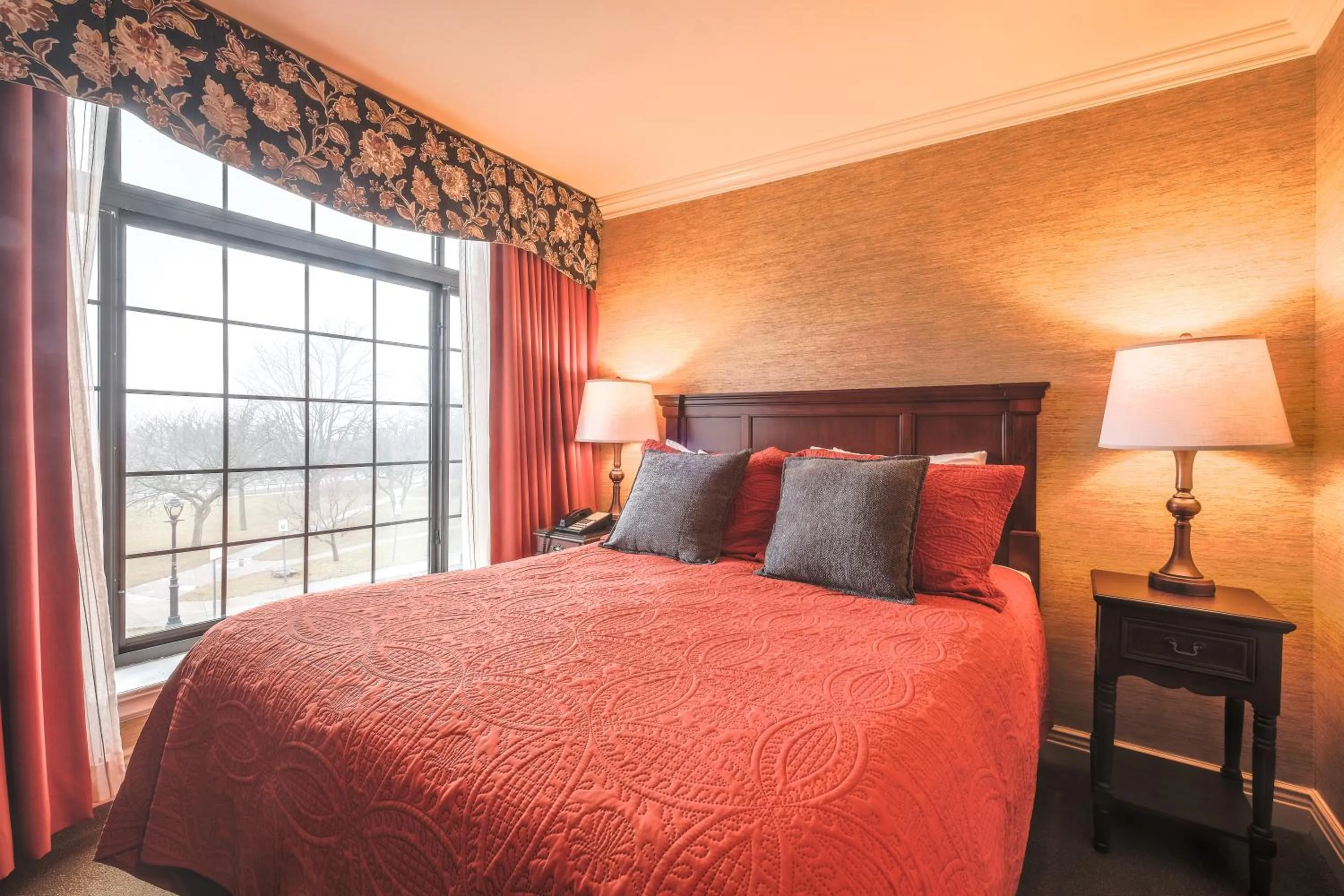 Bedroom, Bed in Red Coach Inn