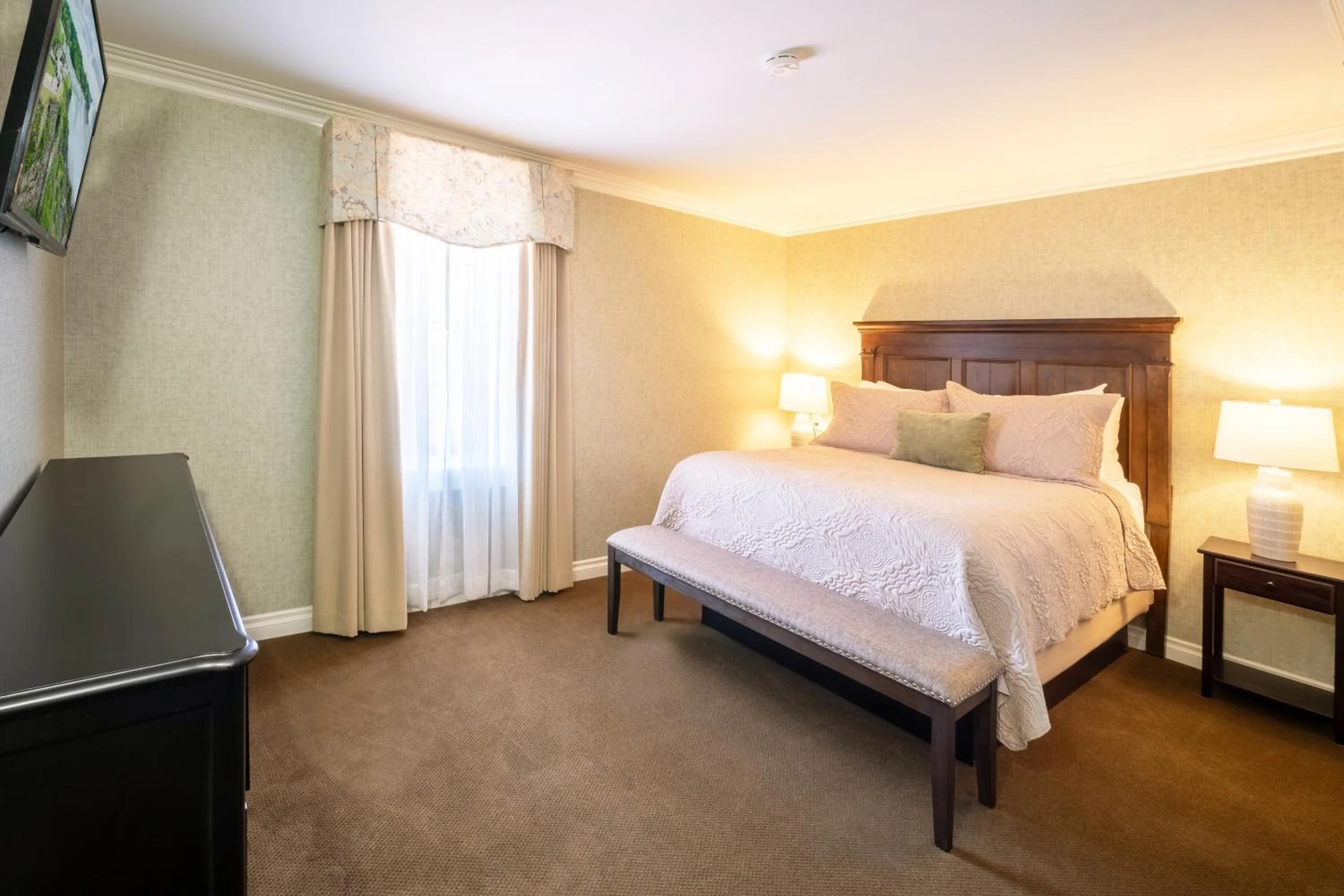 Bedroom, Bed in Red Coach Inn