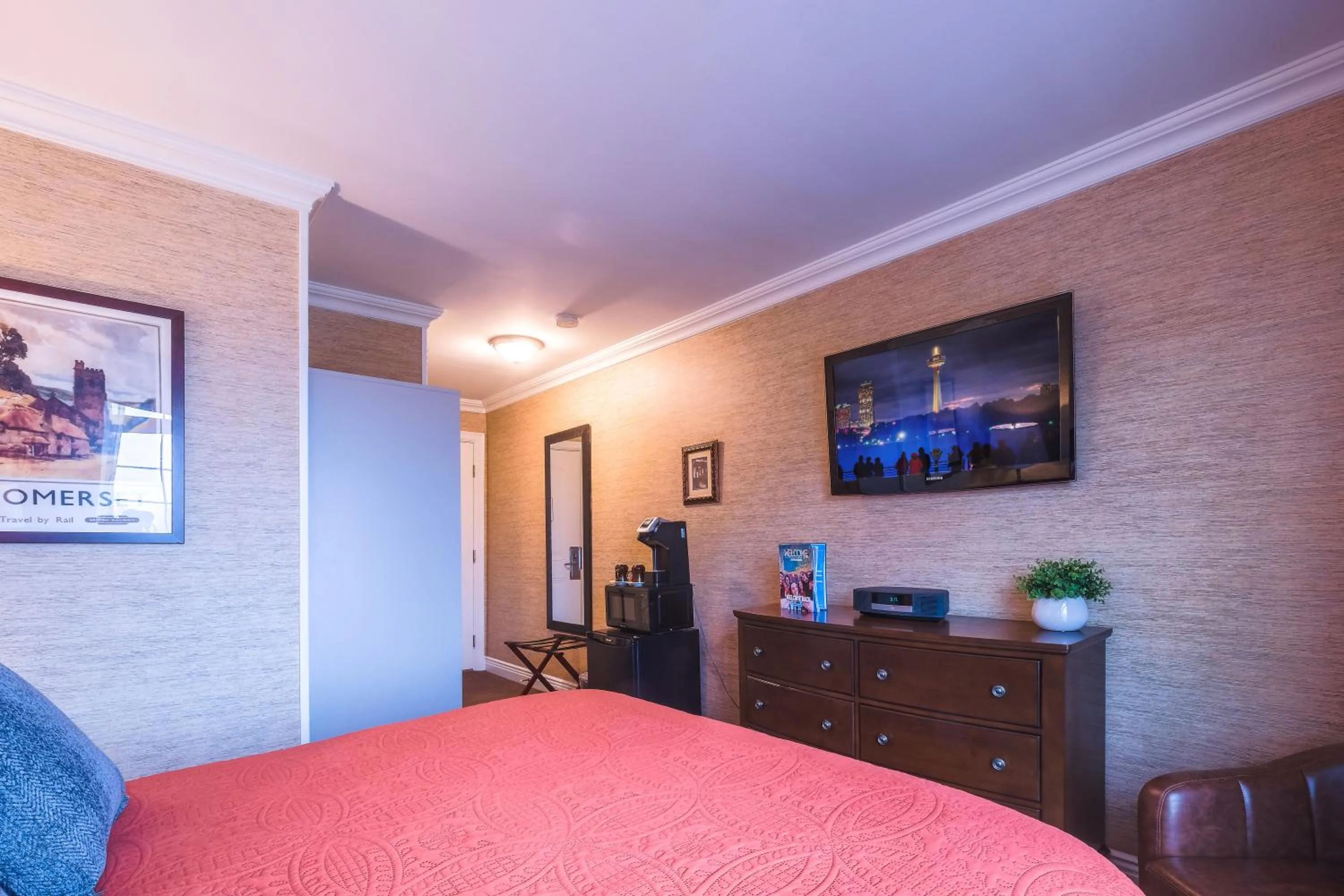 Bedroom, Bed in Red Coach Inn