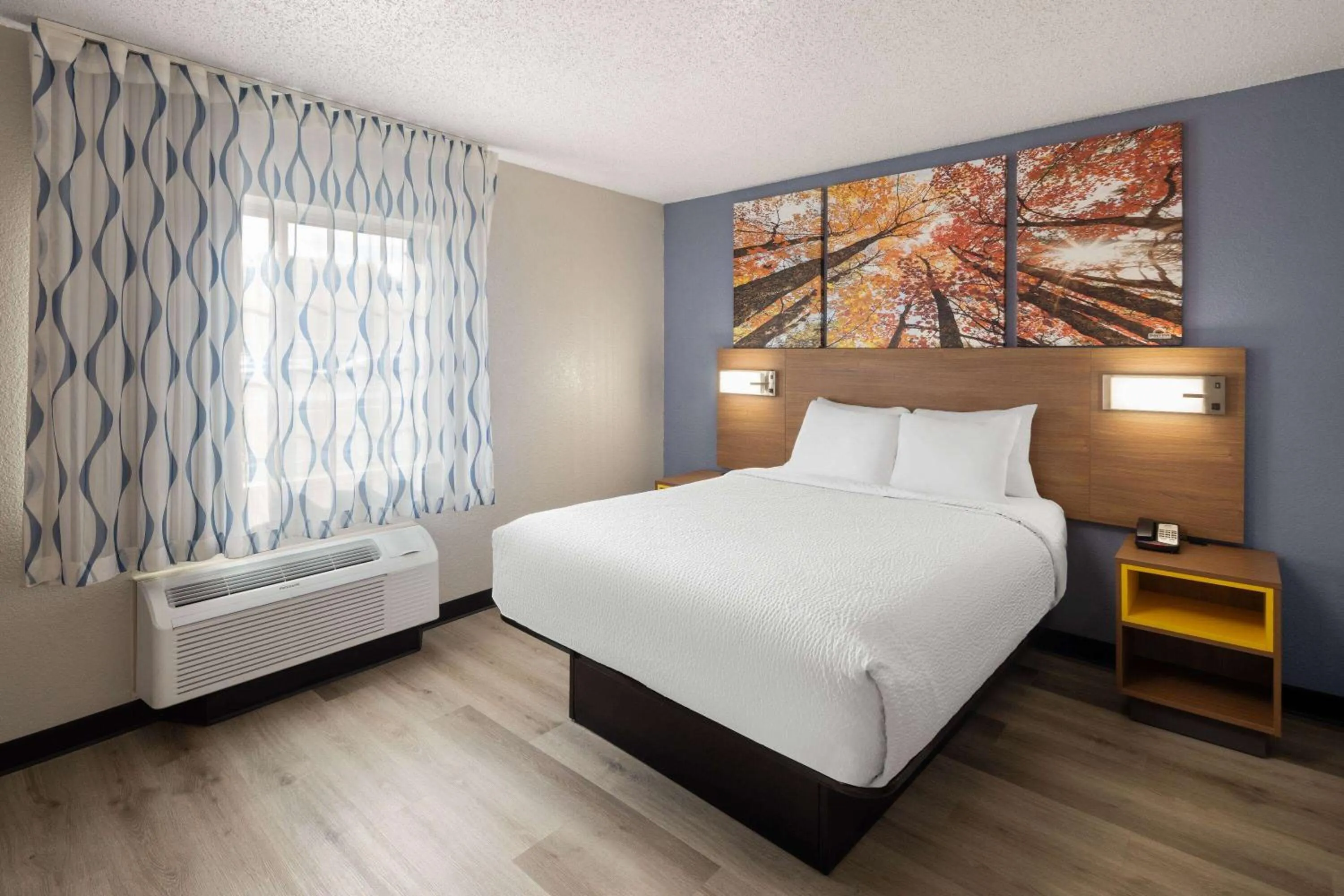 Photo of the whole room, Bed in Days Inn & Suites by Wyndham Green Bay WI