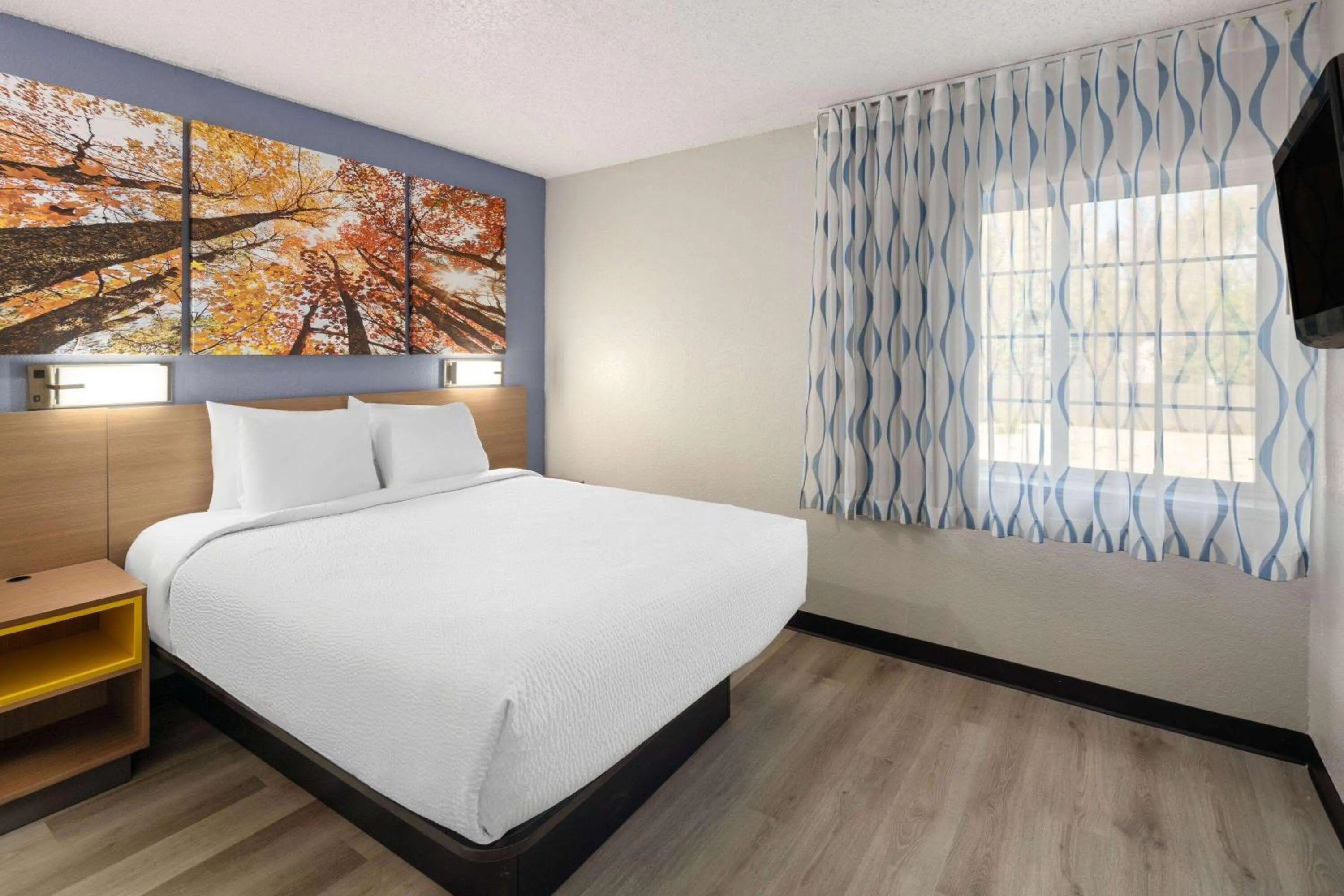 Photo of the whole room, Bed in Days Inn & Suites by Wyndham Green Bay WI
