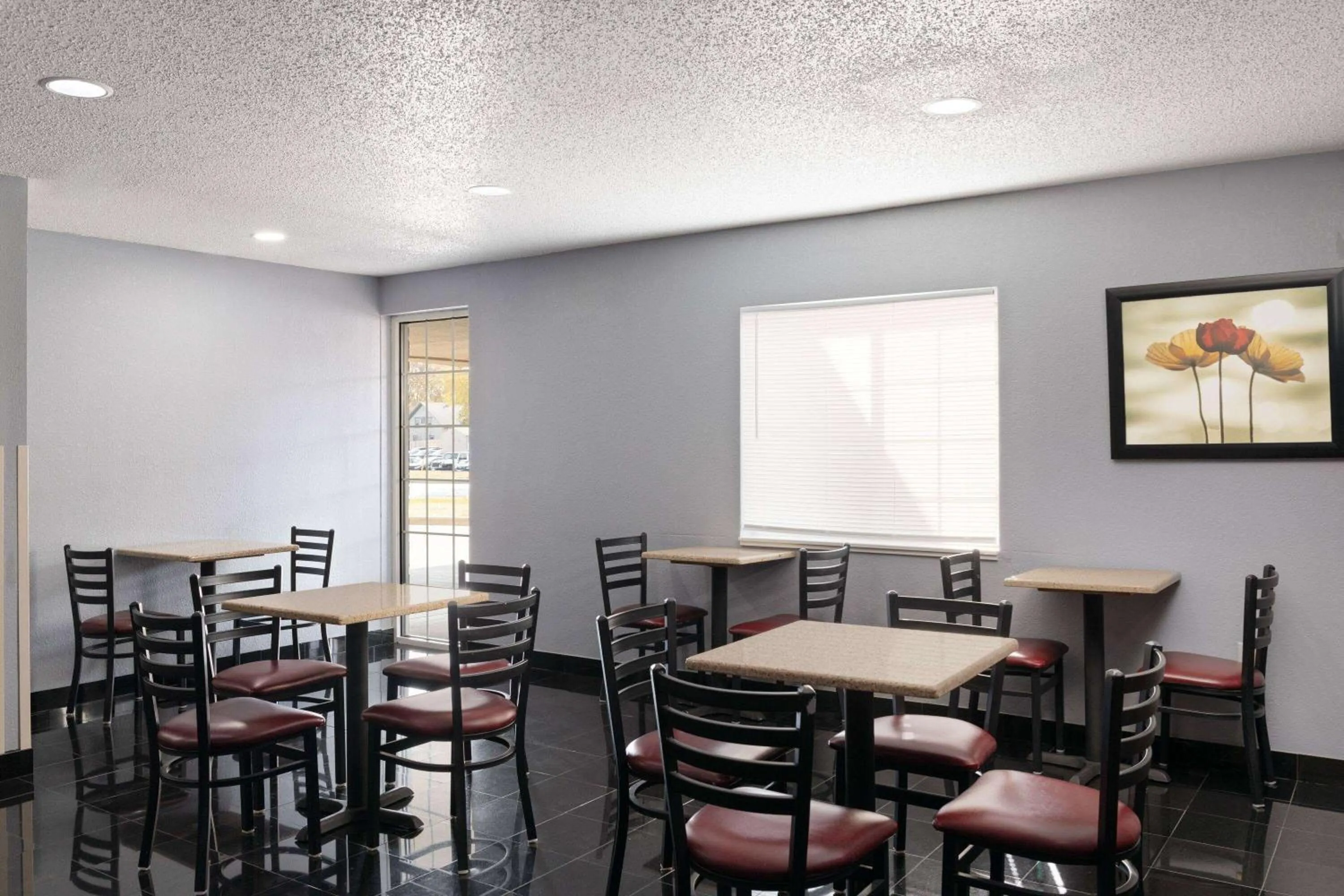 Breakfast in Days Inn & Suites by Wyndham Green Bay WI