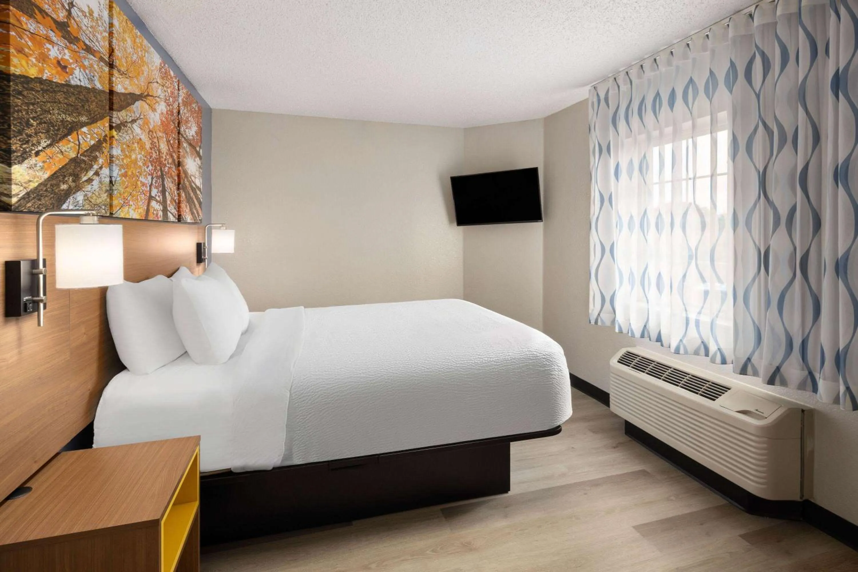 Photo of the whole room, Bed in Days Inn & Suites by Wyndham Green Bay WI