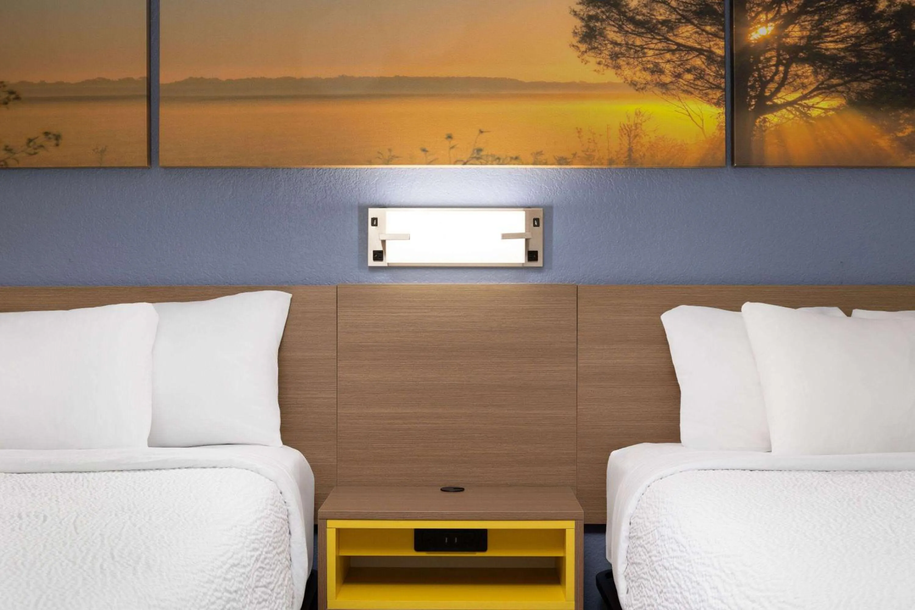 Photo of the whole room, Bed in Days Inn & Suites by Wyndham Green Bay WI