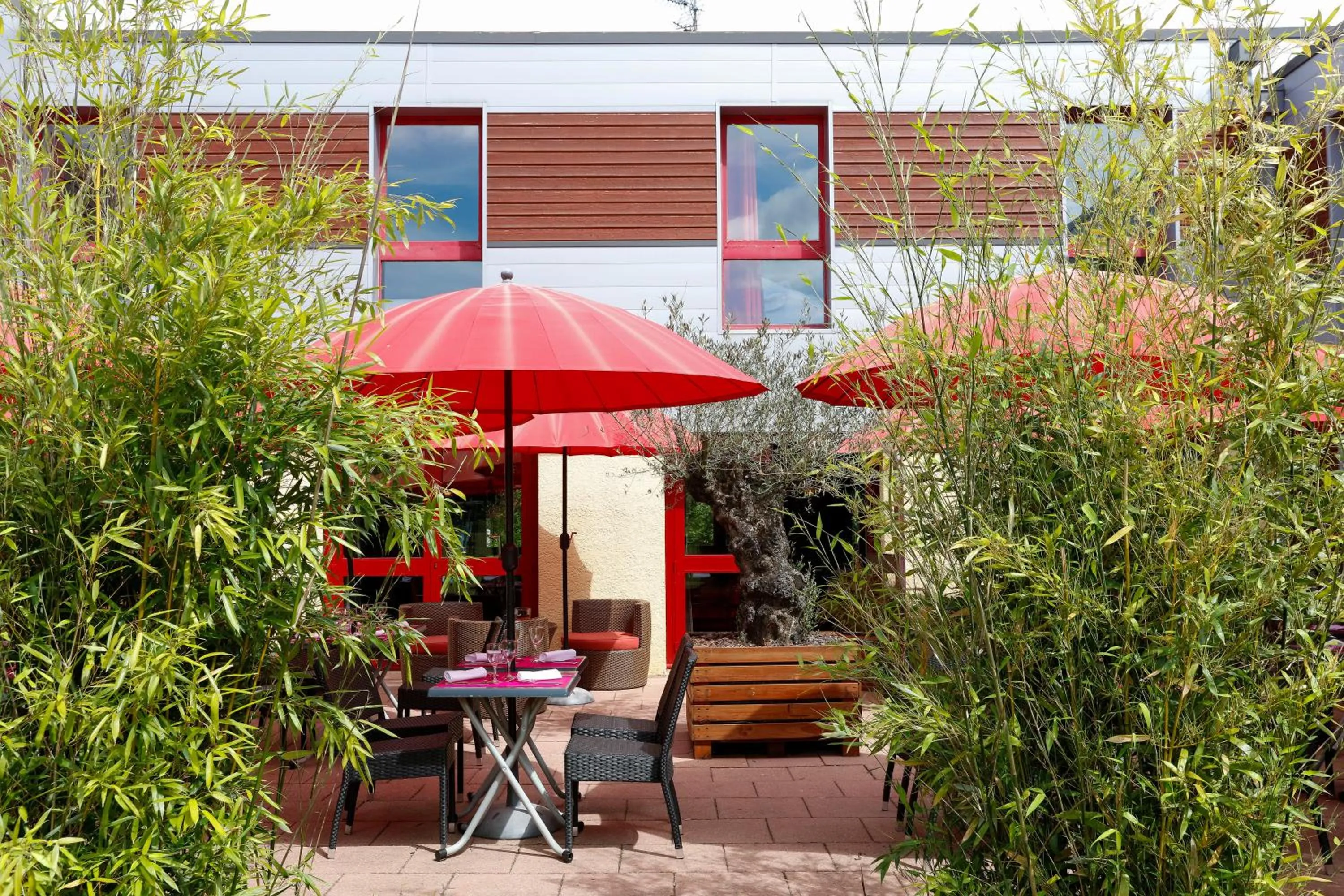 Patio in Hôtel Restaurant Le Colibri