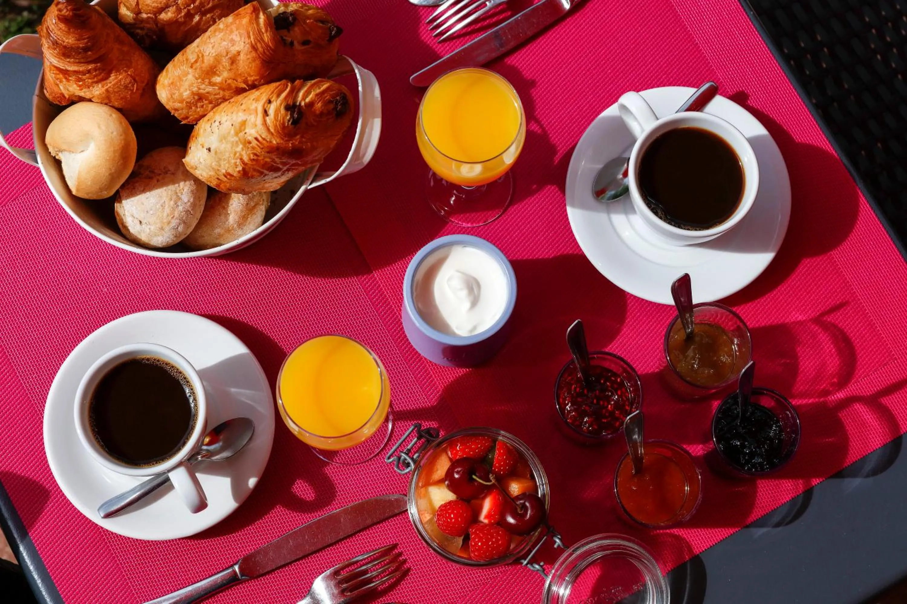 Breakfast in Hôtel Restaurant Le Colibri