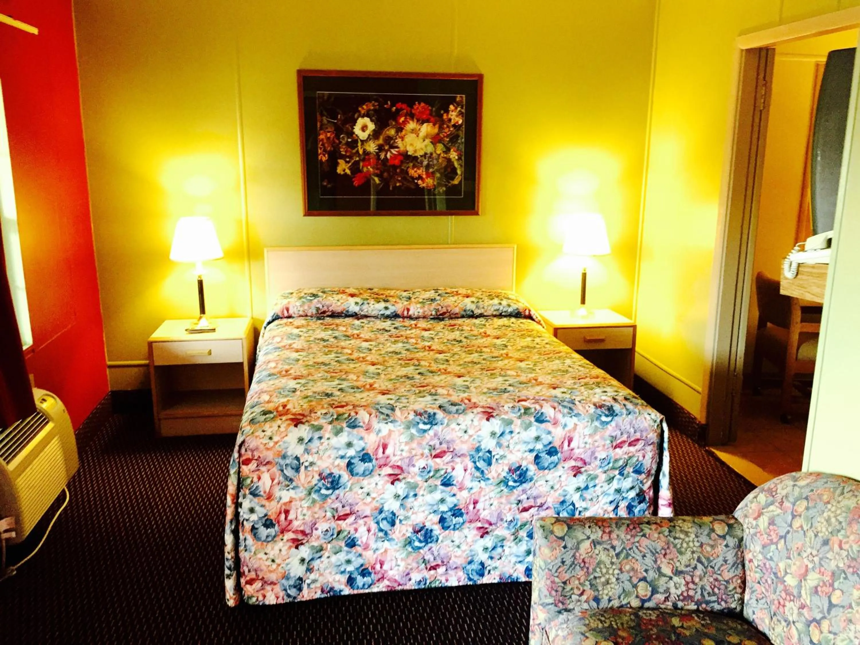 Photo of the whole room, Bed in Travelers Inn Motel