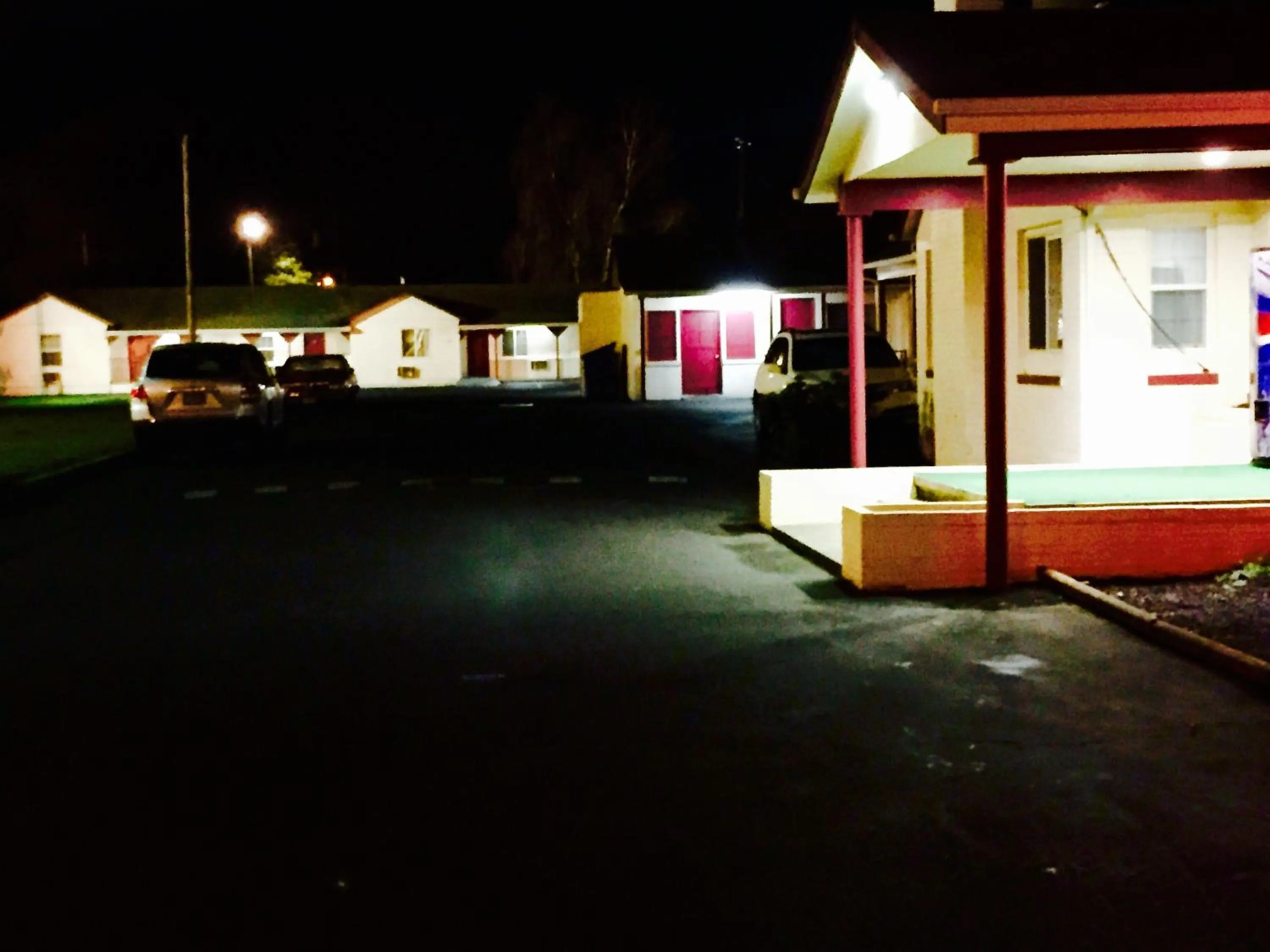 Property building in Travelers Inn Motel