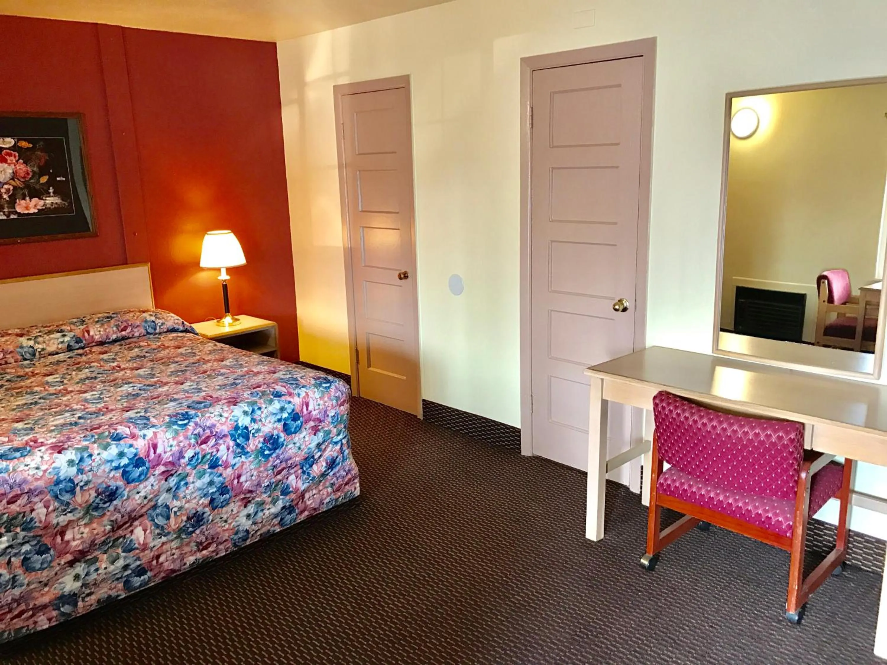 Bed in Travelers Inn Motel