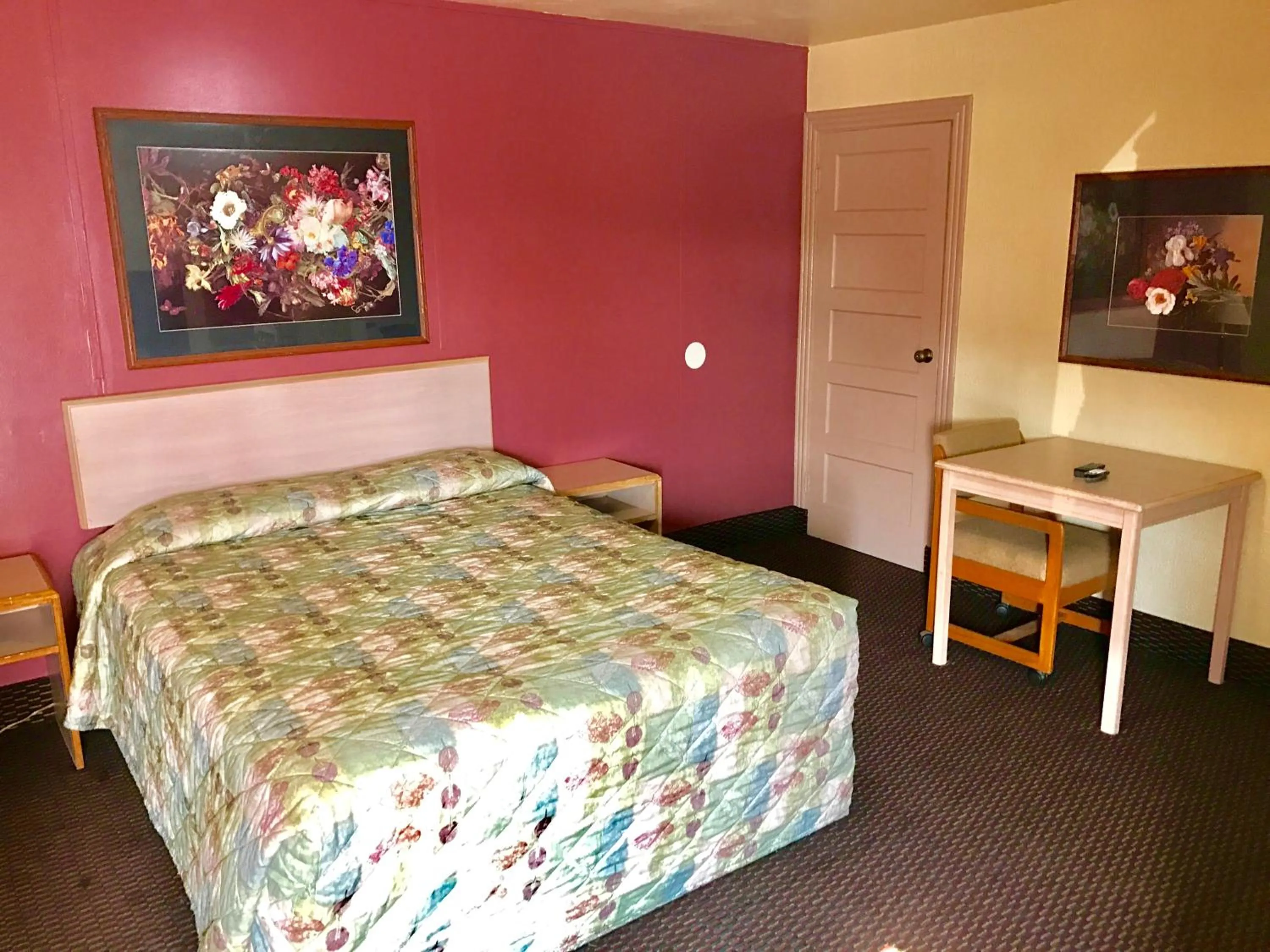 Bed in Travelers Inn Motel