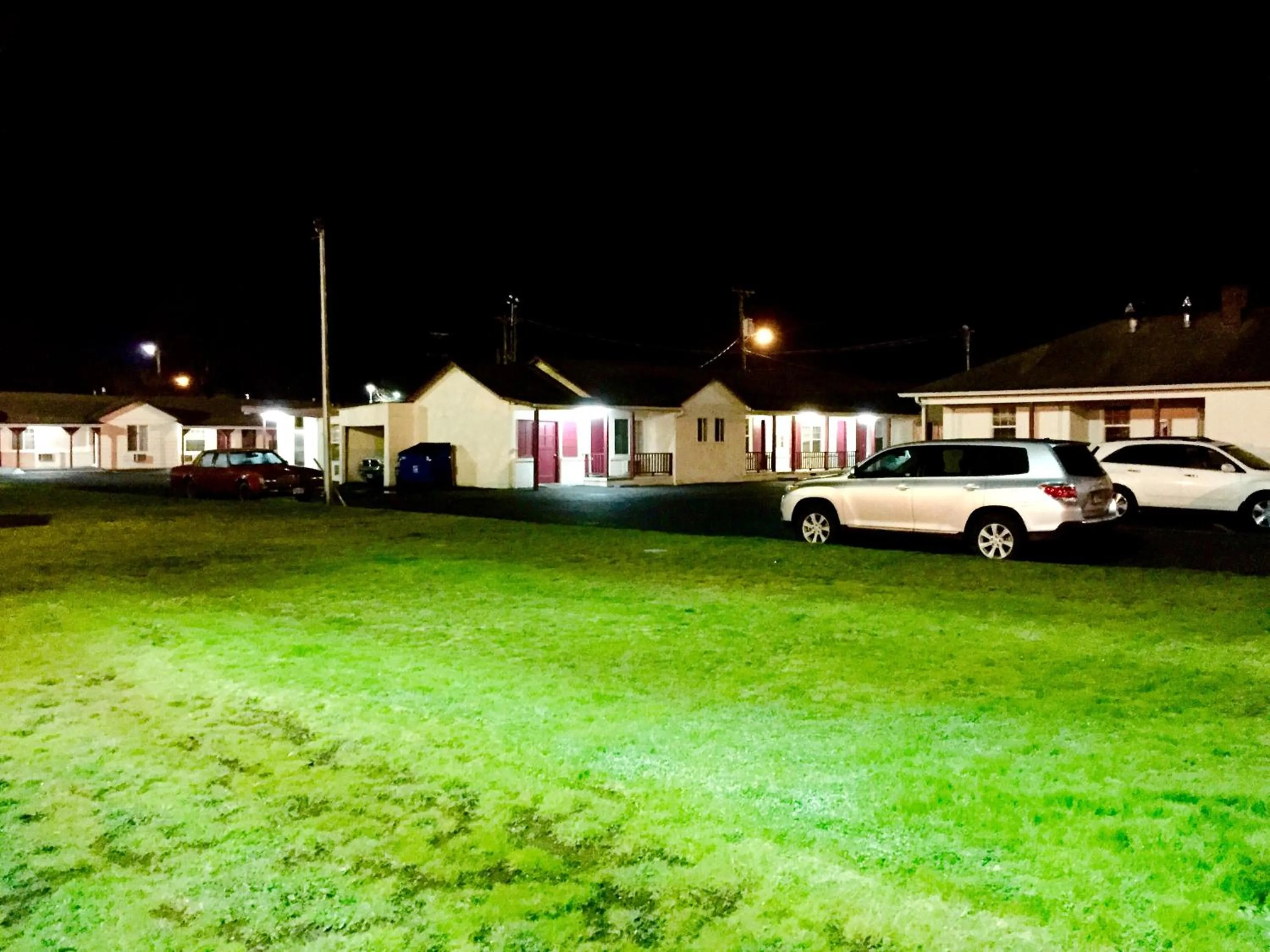 Property building in Travelers Inn Motel