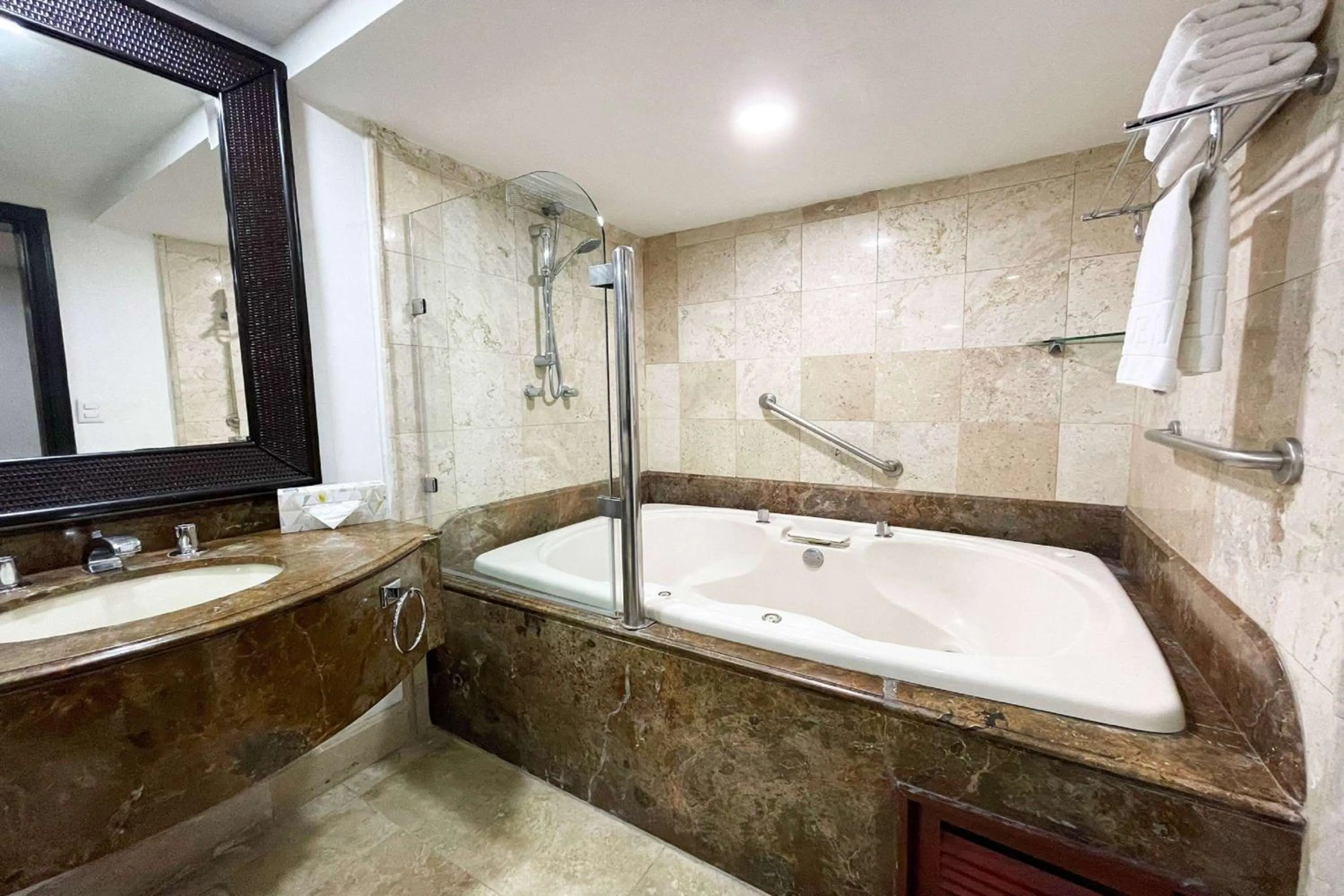 Bathroom in Wyndham Garden Los Mochis Plaza Inn
