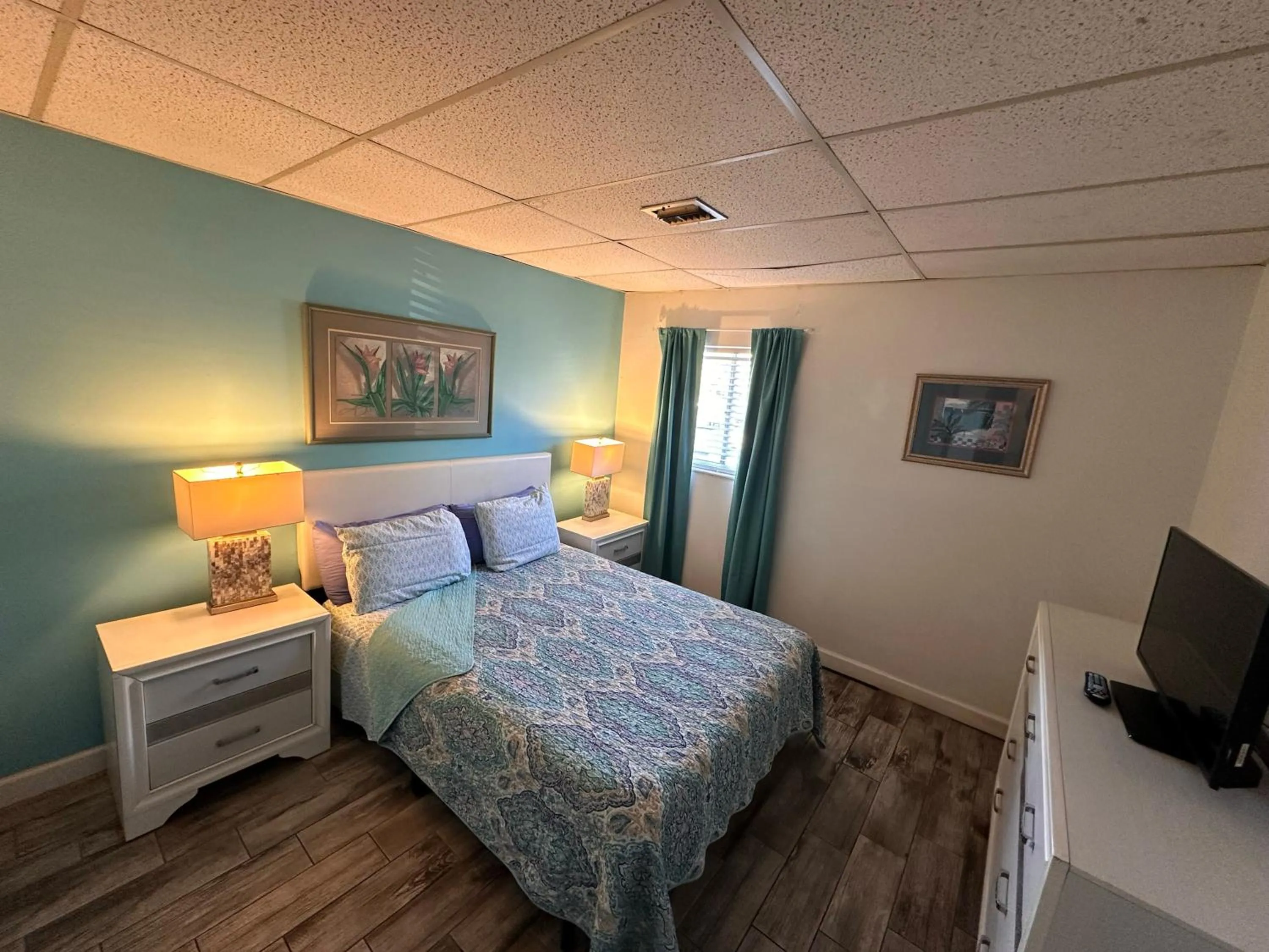 Bedroom, Bed in Malibu Resort Motel