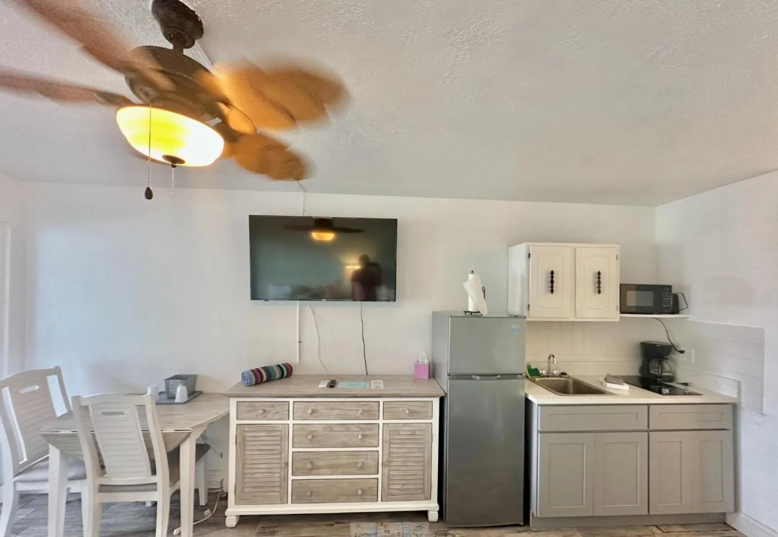 Kitchen or kitchenette in Malibu Resort Motel