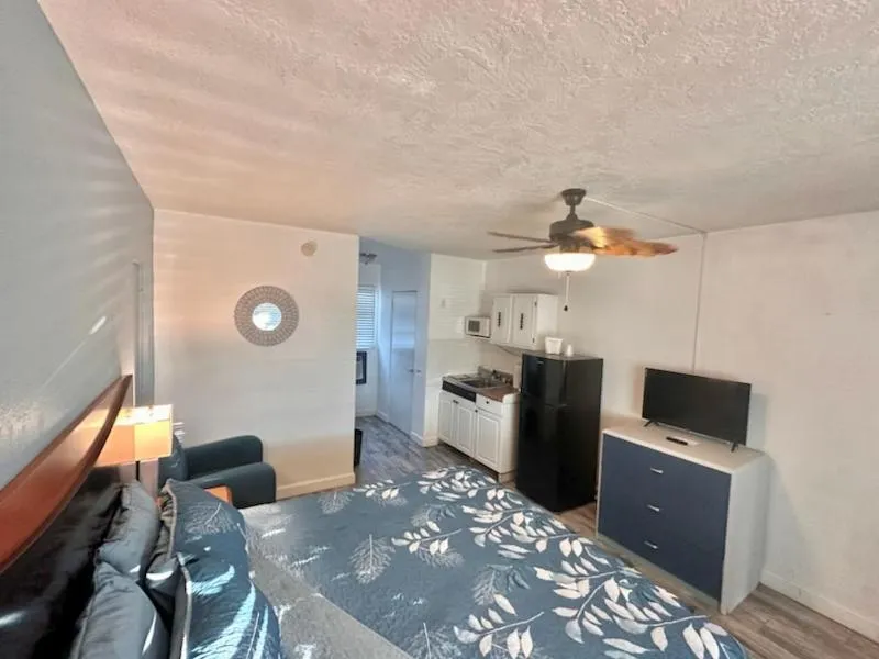 Kitchen or kitchenette, Bed in Malibu Resort Motel