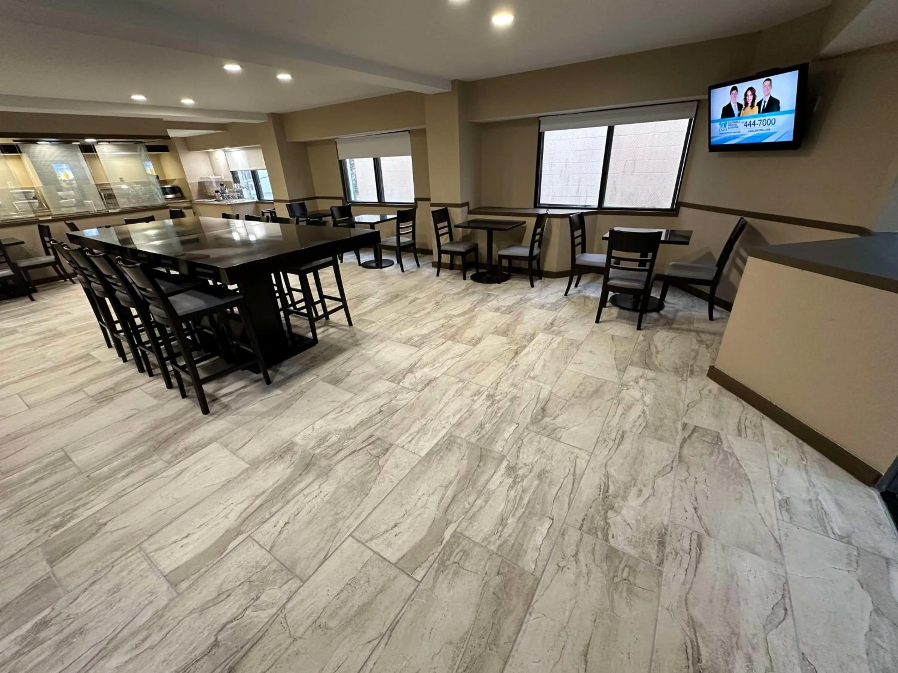 Breakfast in SureStay Plus by Best Western Mobile I-65