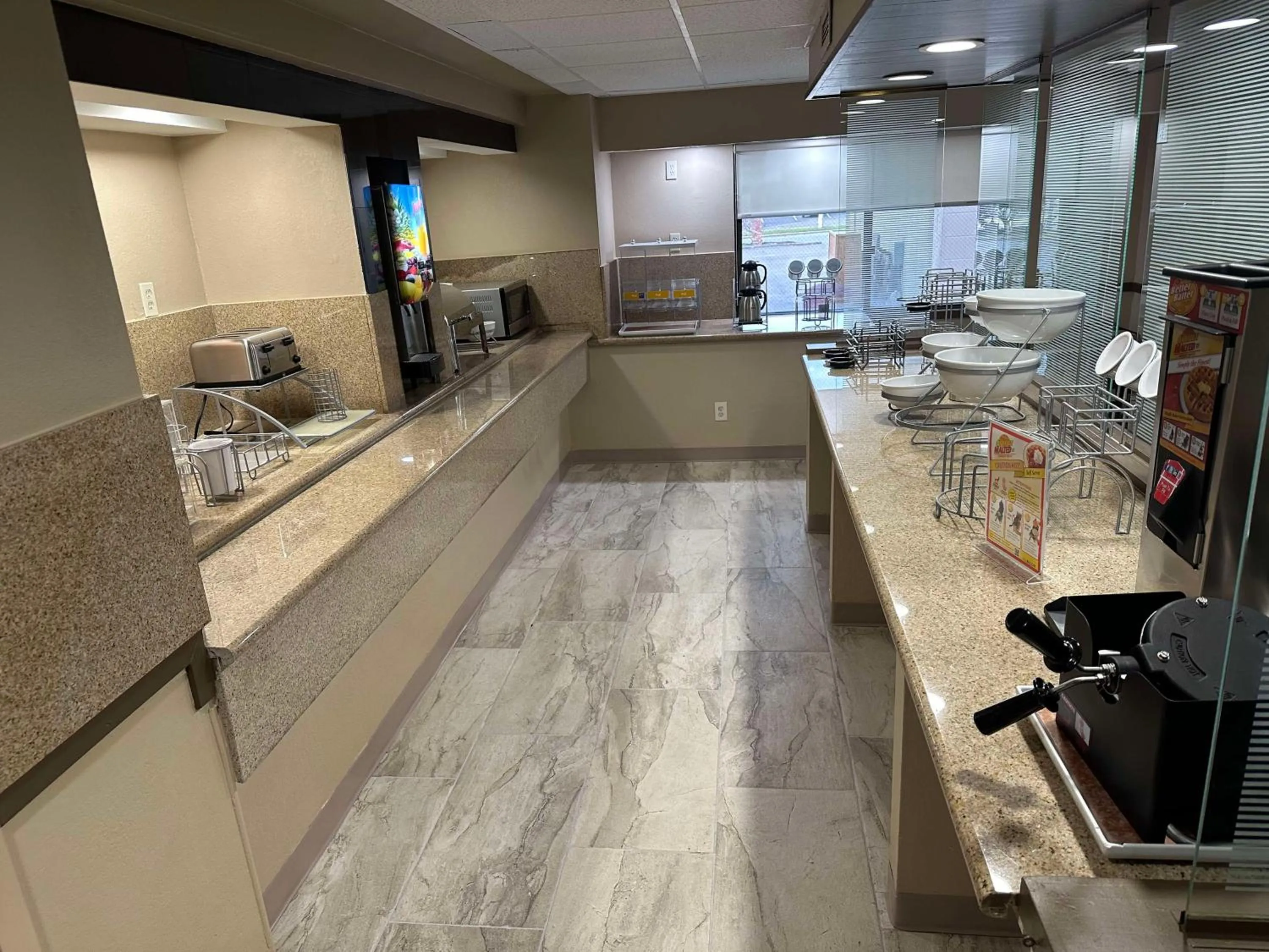 Breakfast in SureStay Plus by Best Western Mobile I-65