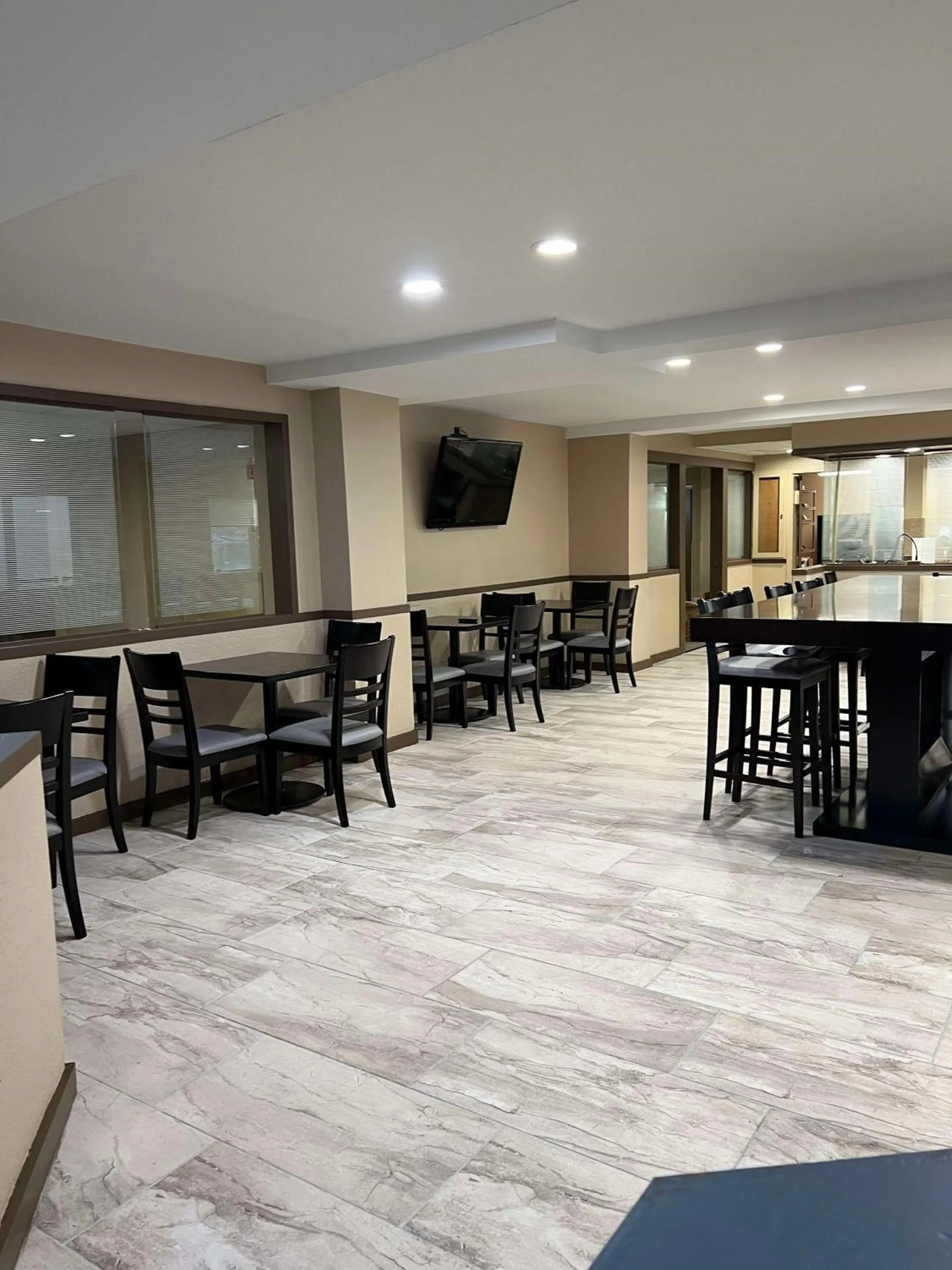 Breakfast in SureStay Plus by Best Western Mobile I-65