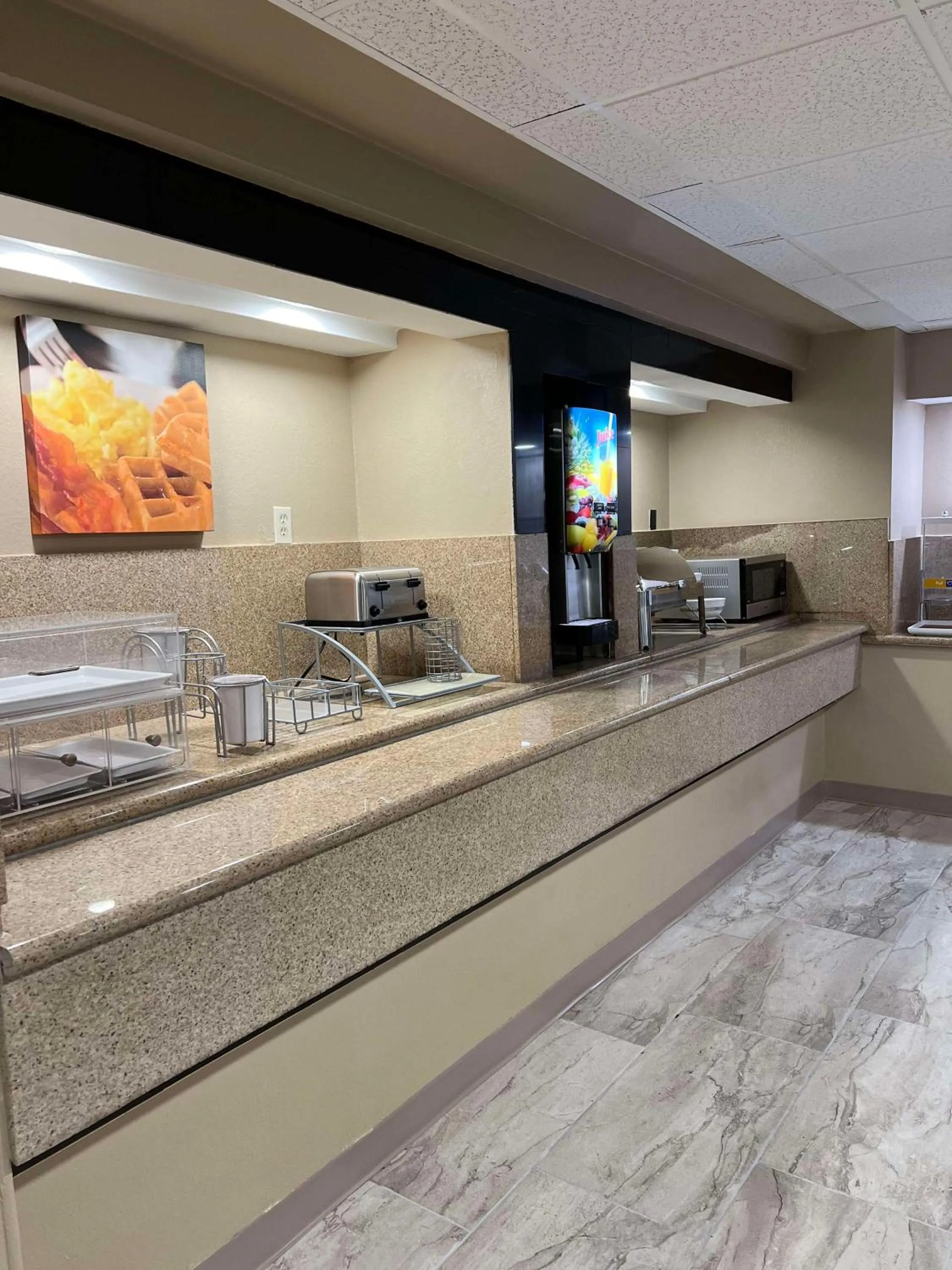 Breakfast in SureStay Plus by Best Western Mobile I-65