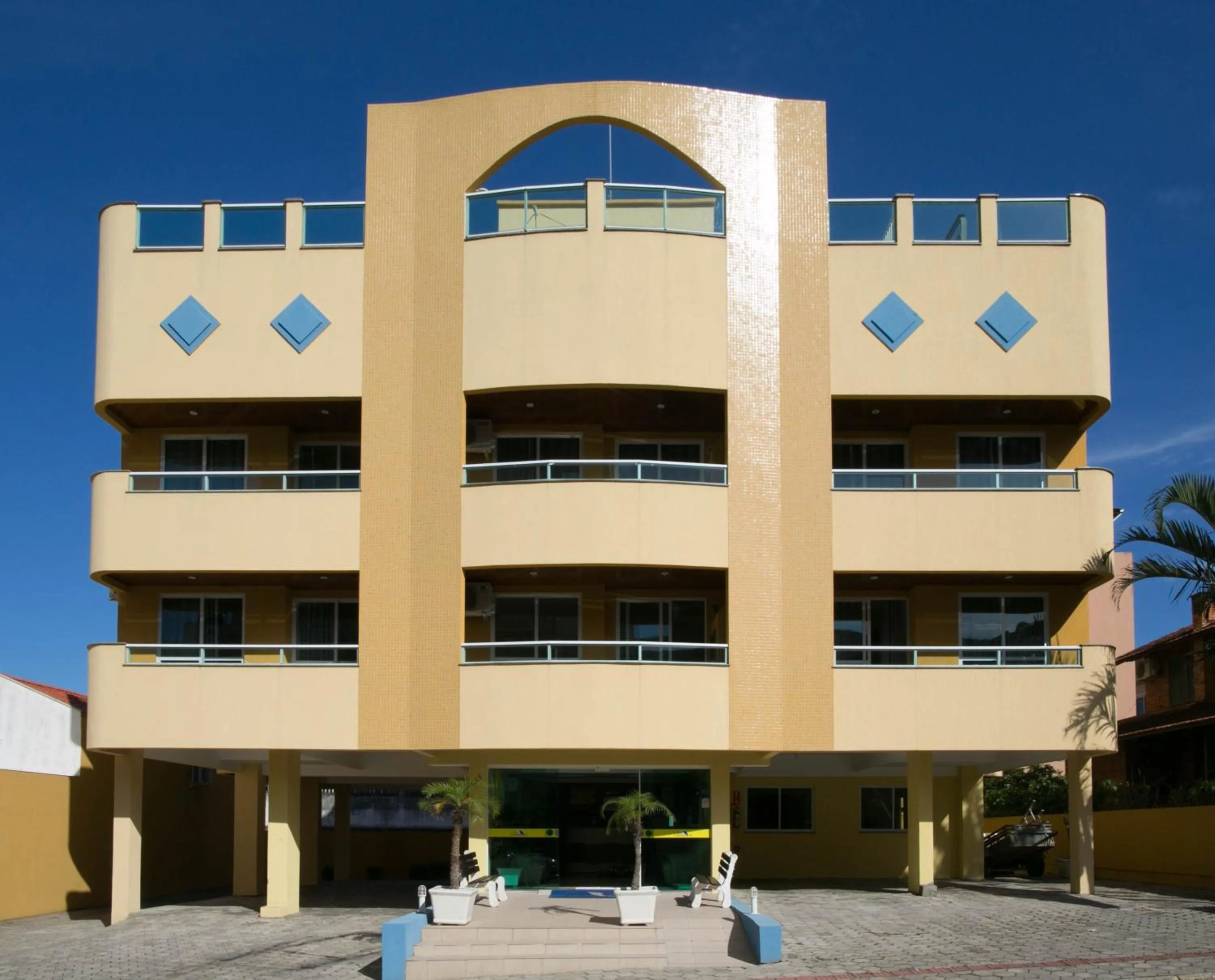 Property building in Bombinhas Praia Apart Hotel - unidade rua Bem Te Vi