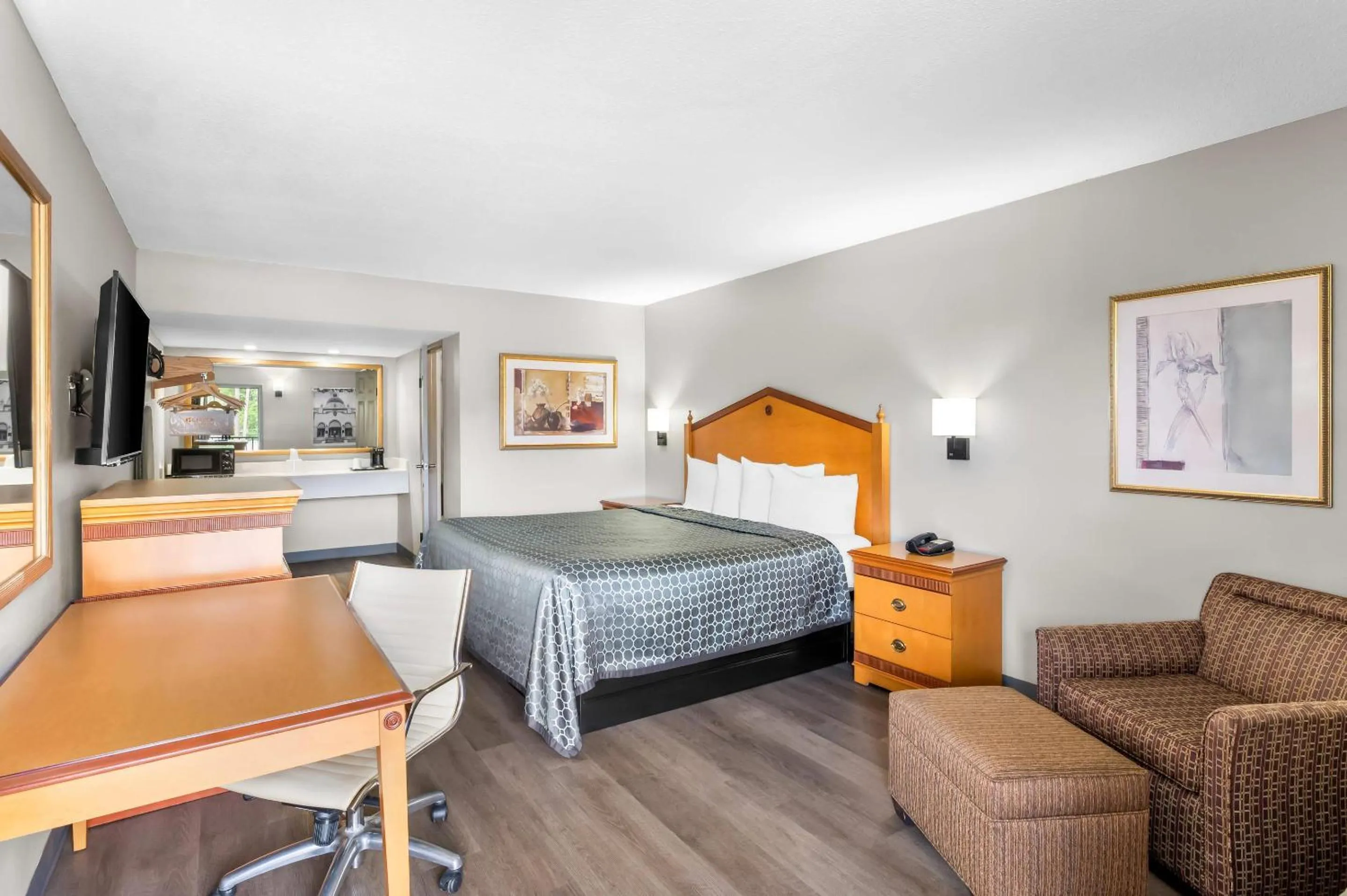 Bedroom, Bed in Rodeway Inn Hot Springs National Park Area