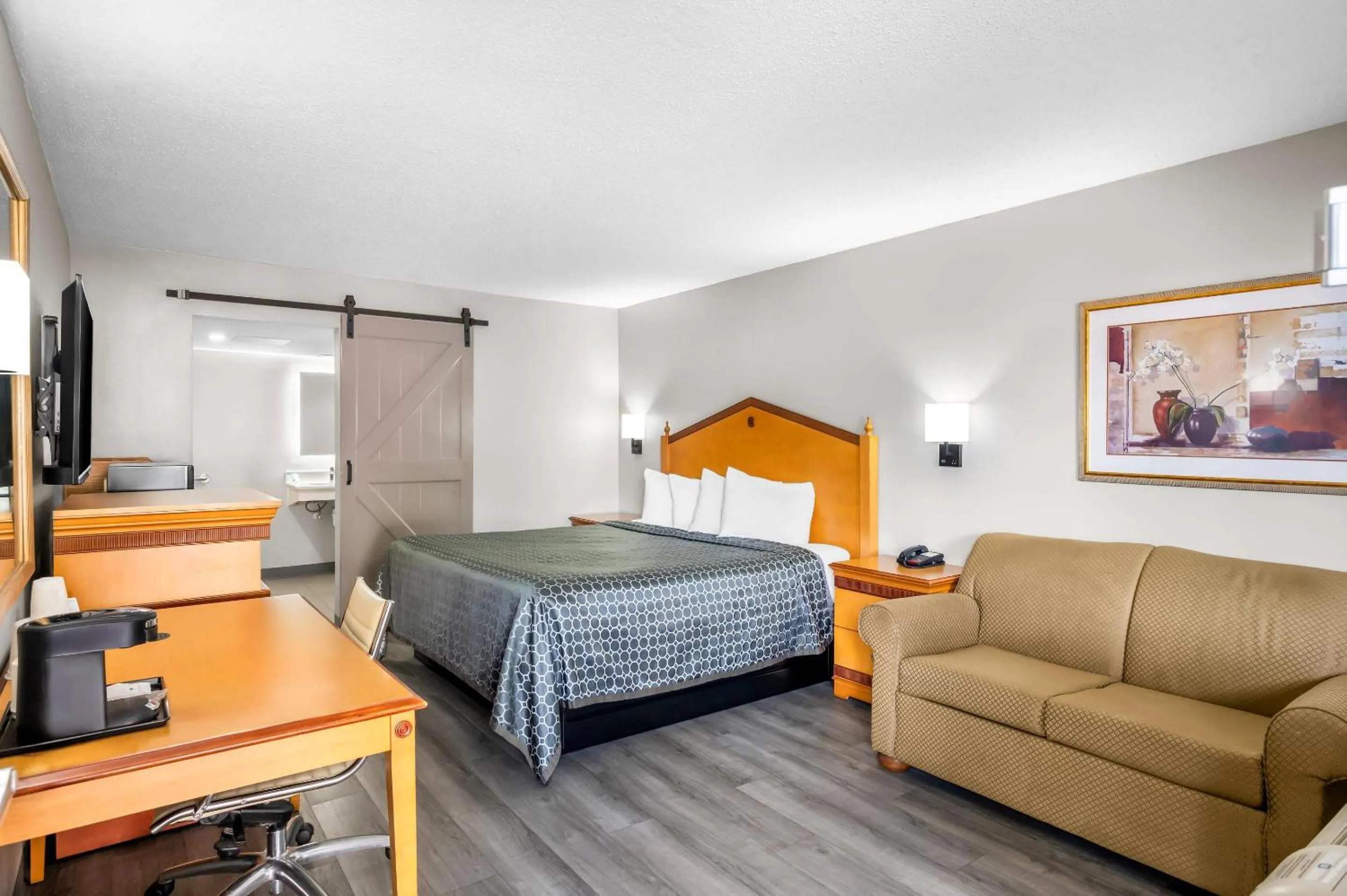 Bedroom, Bed in Rodeway Inn Hot Springs National Park Area