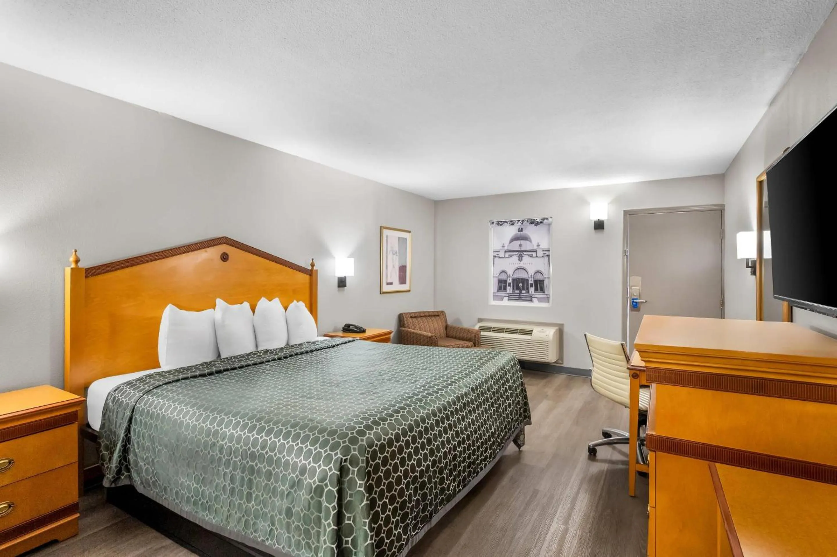 Bedroom, Bed in Rodeway Inn Hot Springs National Park Area