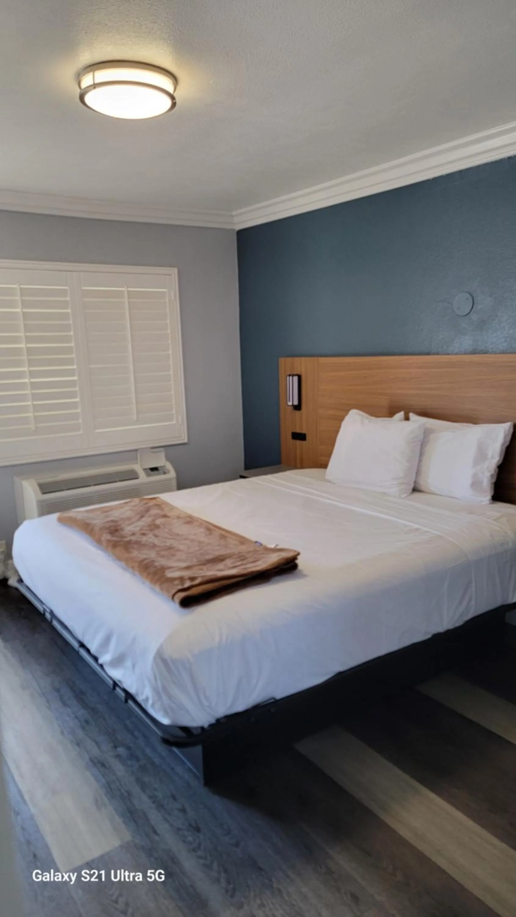 Bed in Value Inn Hollywood