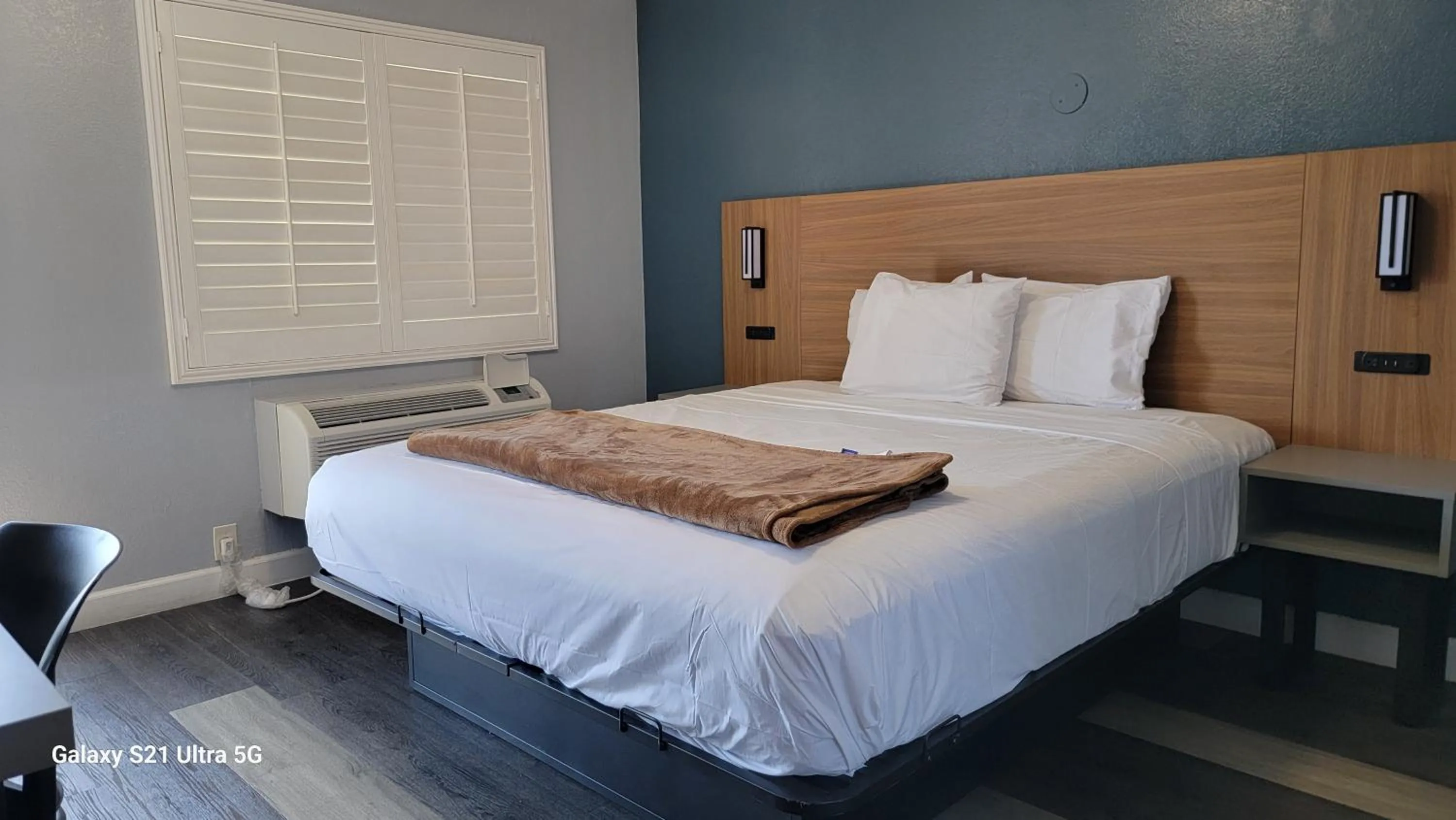 Bed in Value Inn Hollywood