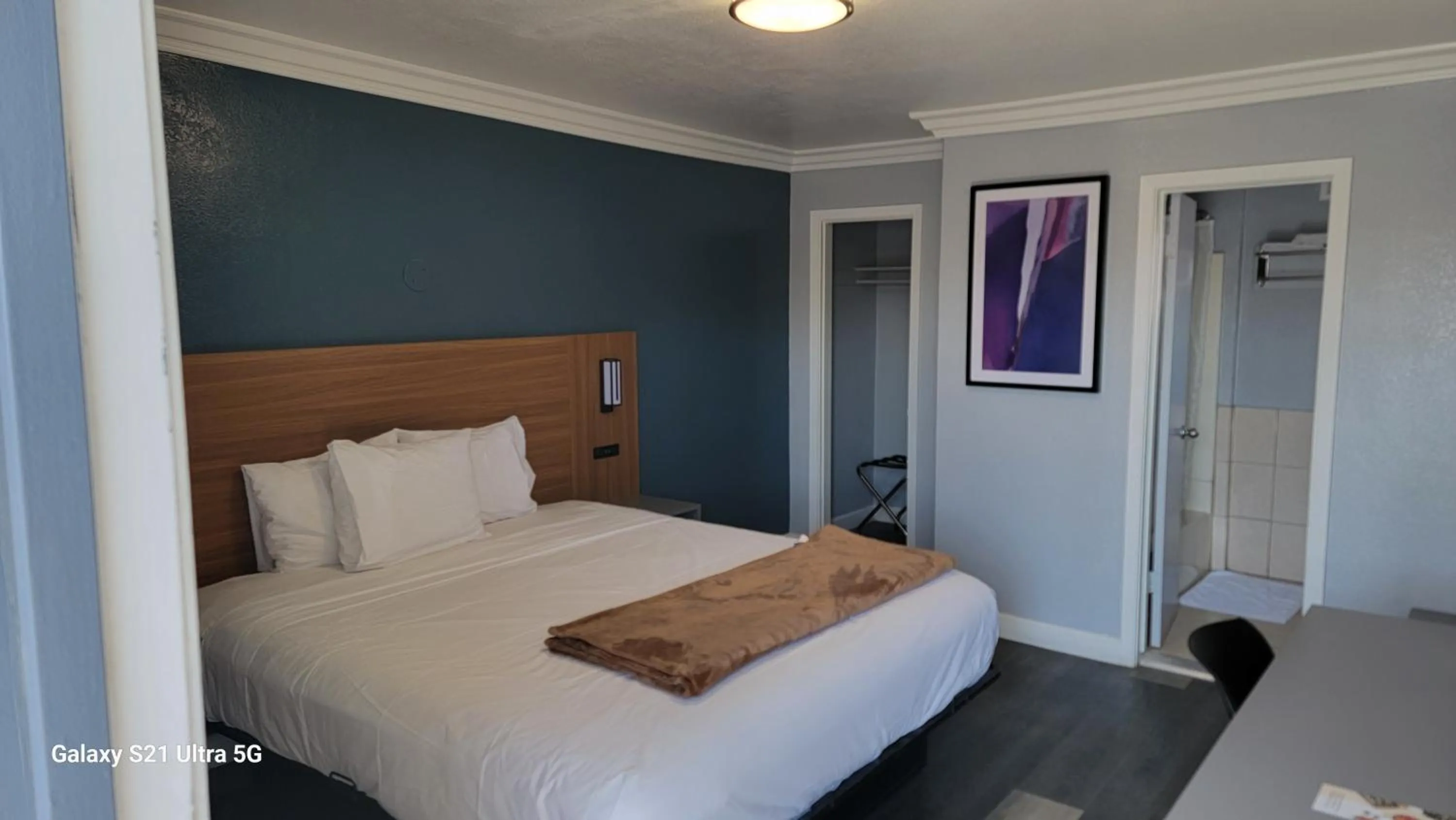 Bed in Value Inn Hollywood