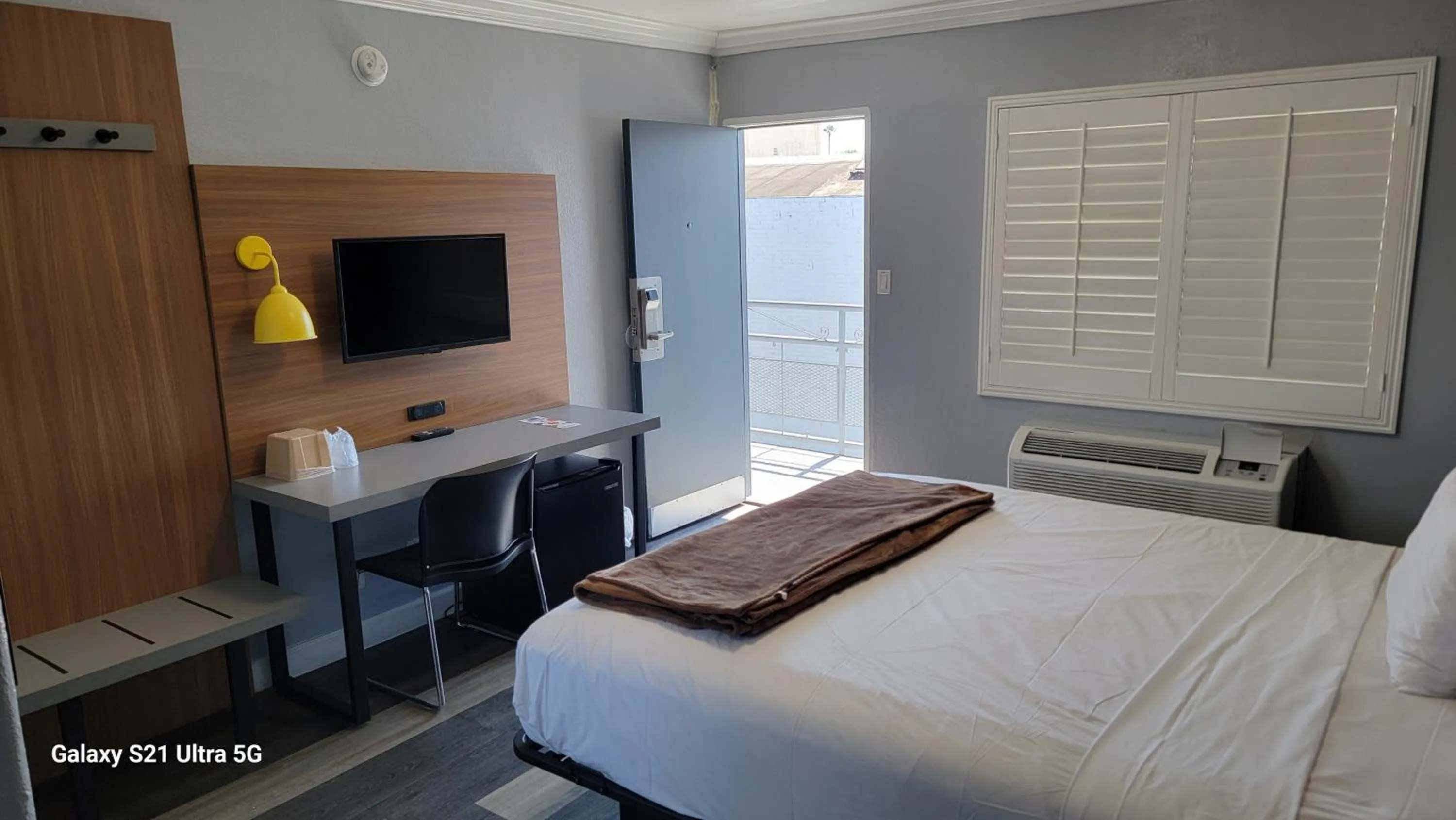 Bed in Value Inn Hollywood