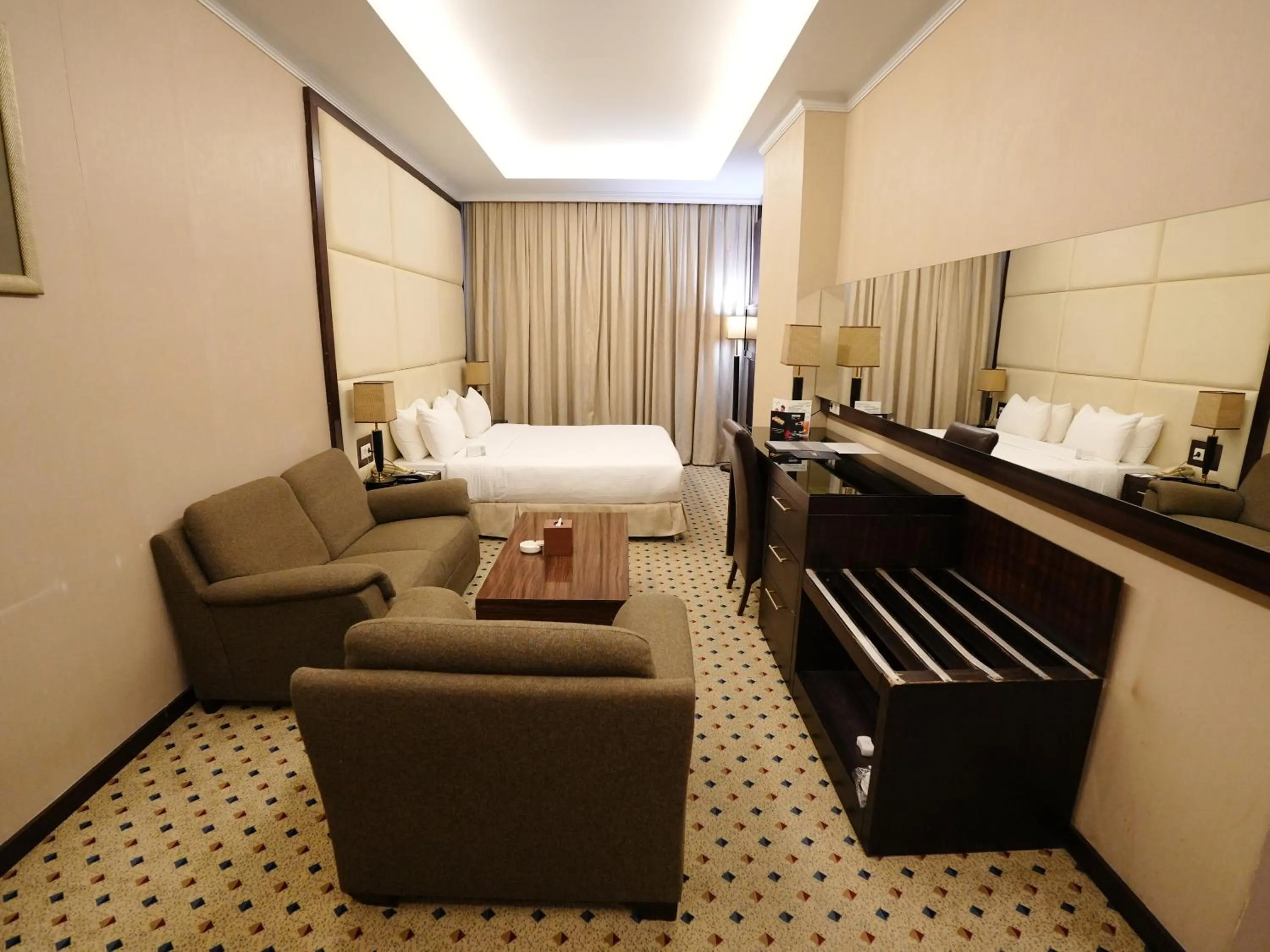 Bedroom, Bed in Canyon Hotel Erbil