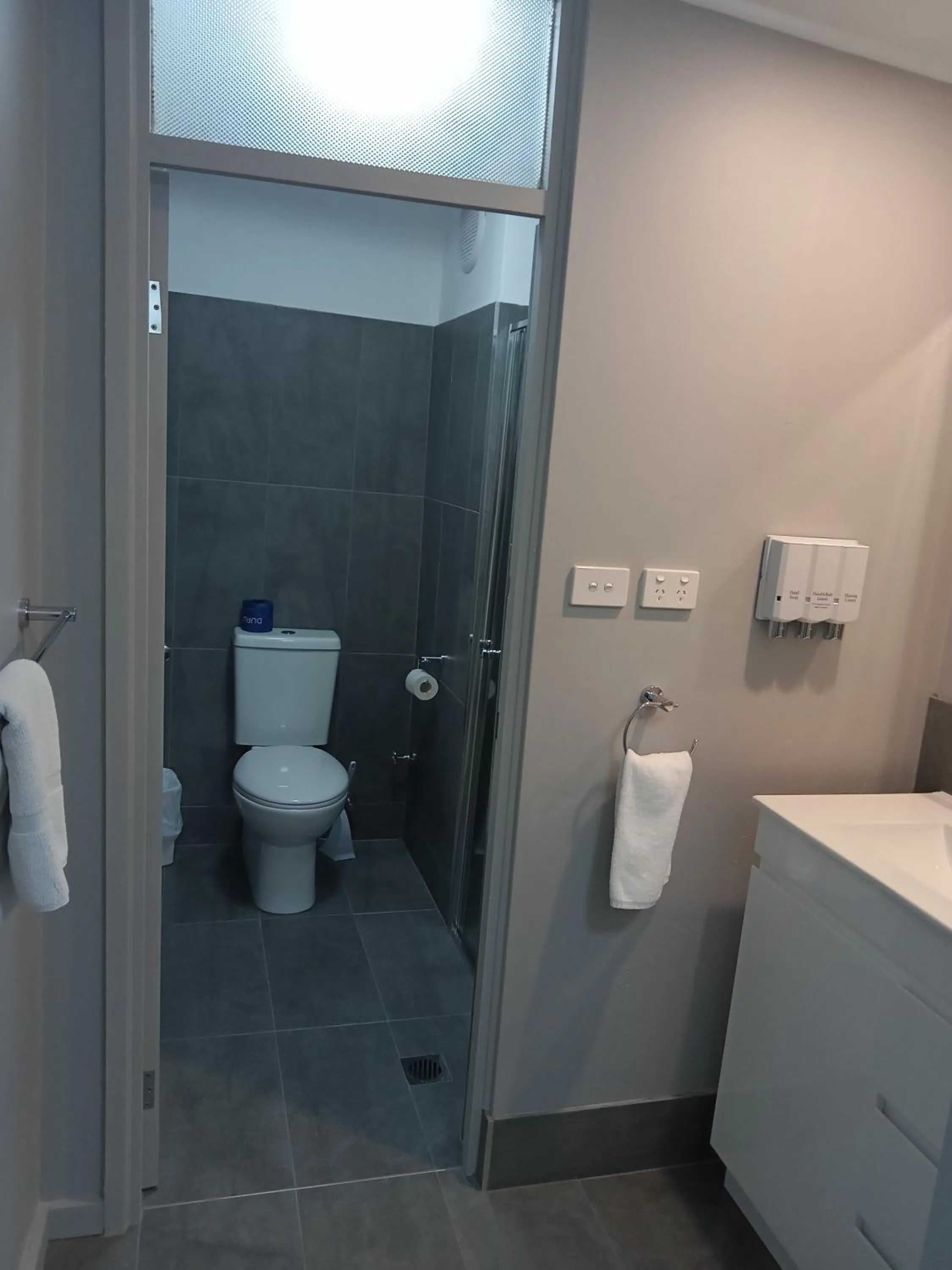 Bathroom in Solomon Inn Motel Figtree