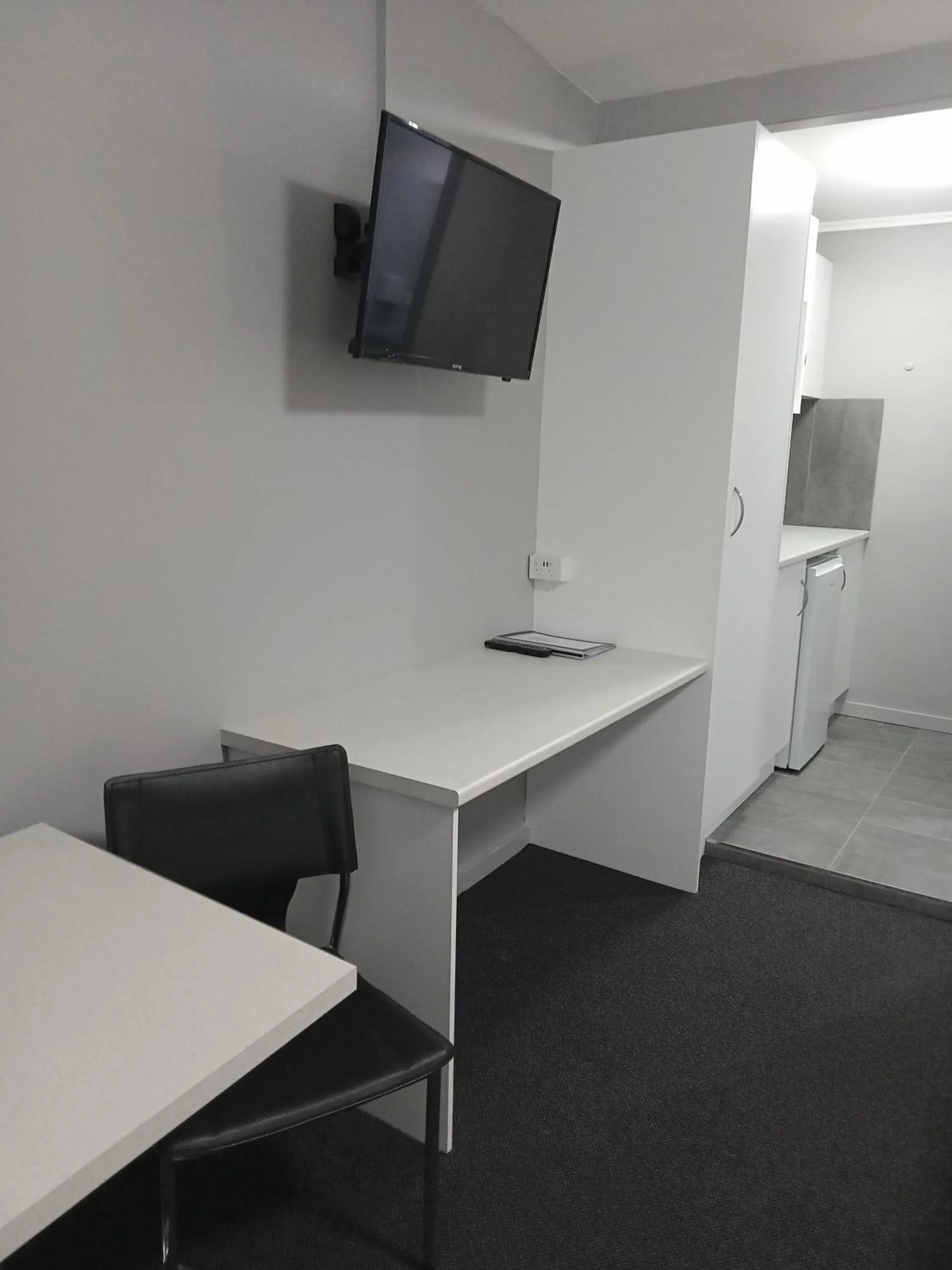 Kitchen or kitchenette in Solomon Inn Motel Figtree