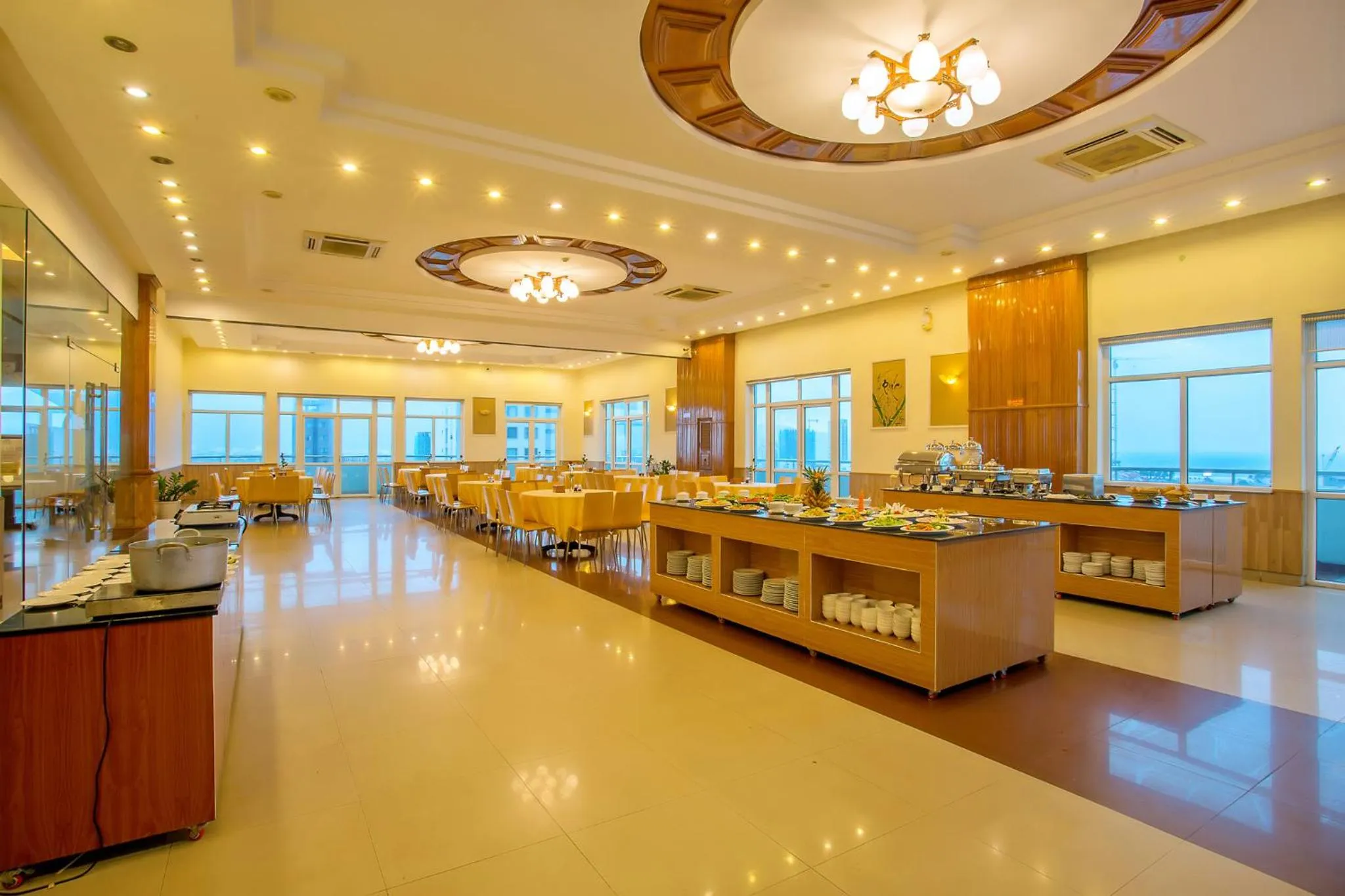 Restaurant/places to eat in Golden Sea Hotel Da Nang