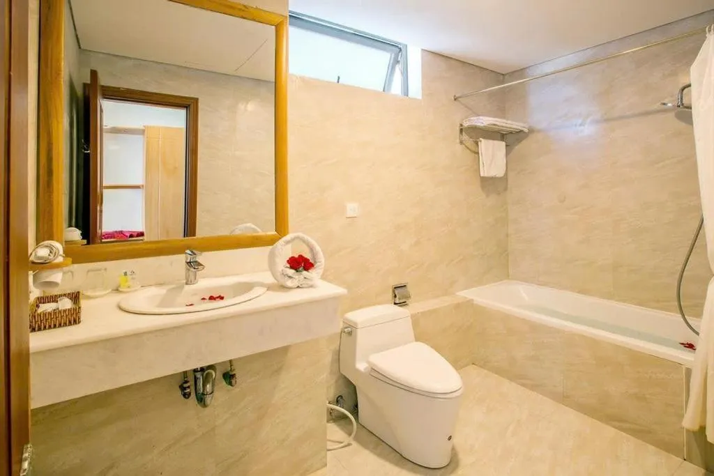 Toilet in Golden Sea Hotel Da Nang