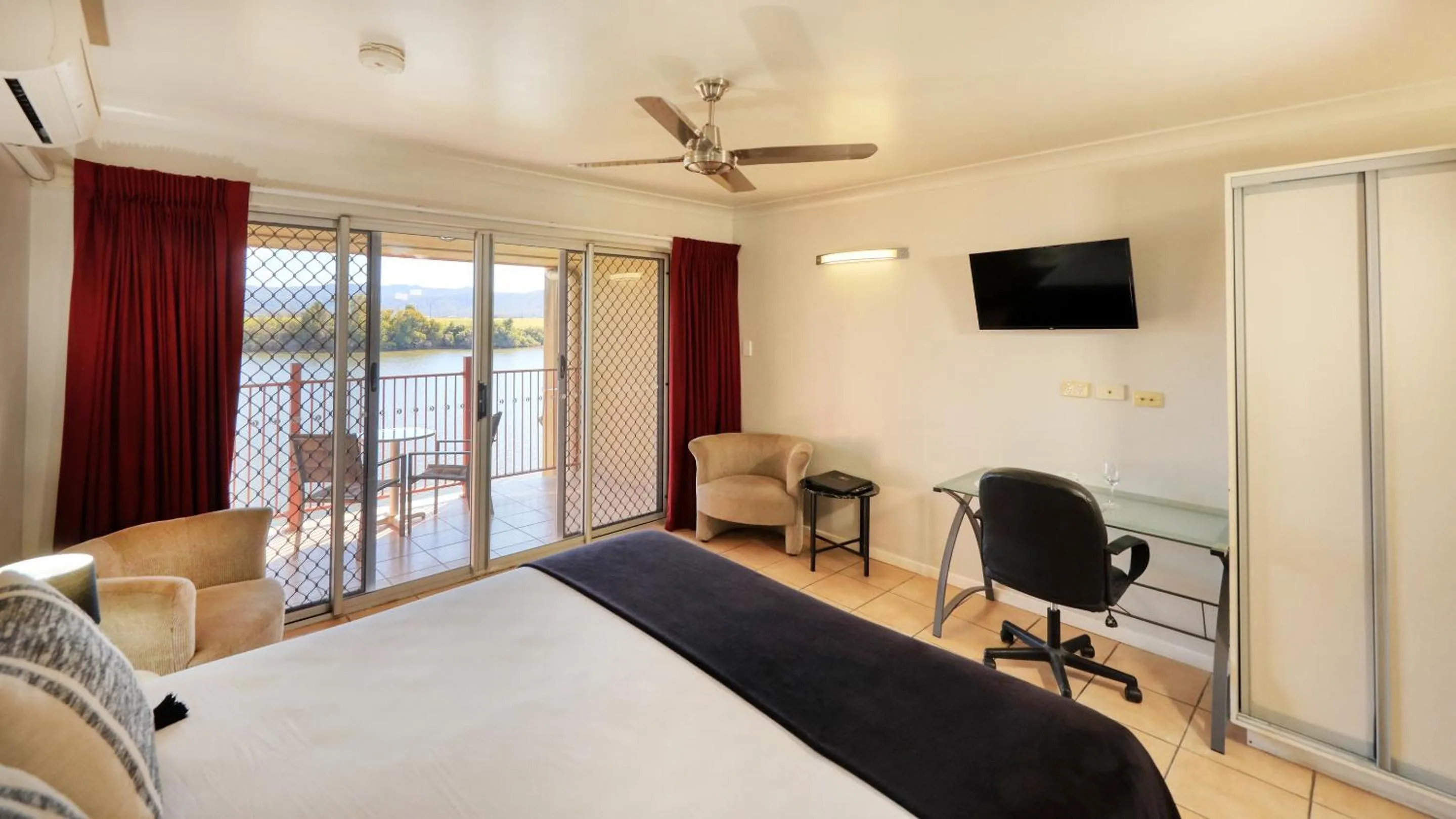 wardrobe, Bed in Tweed River Motel